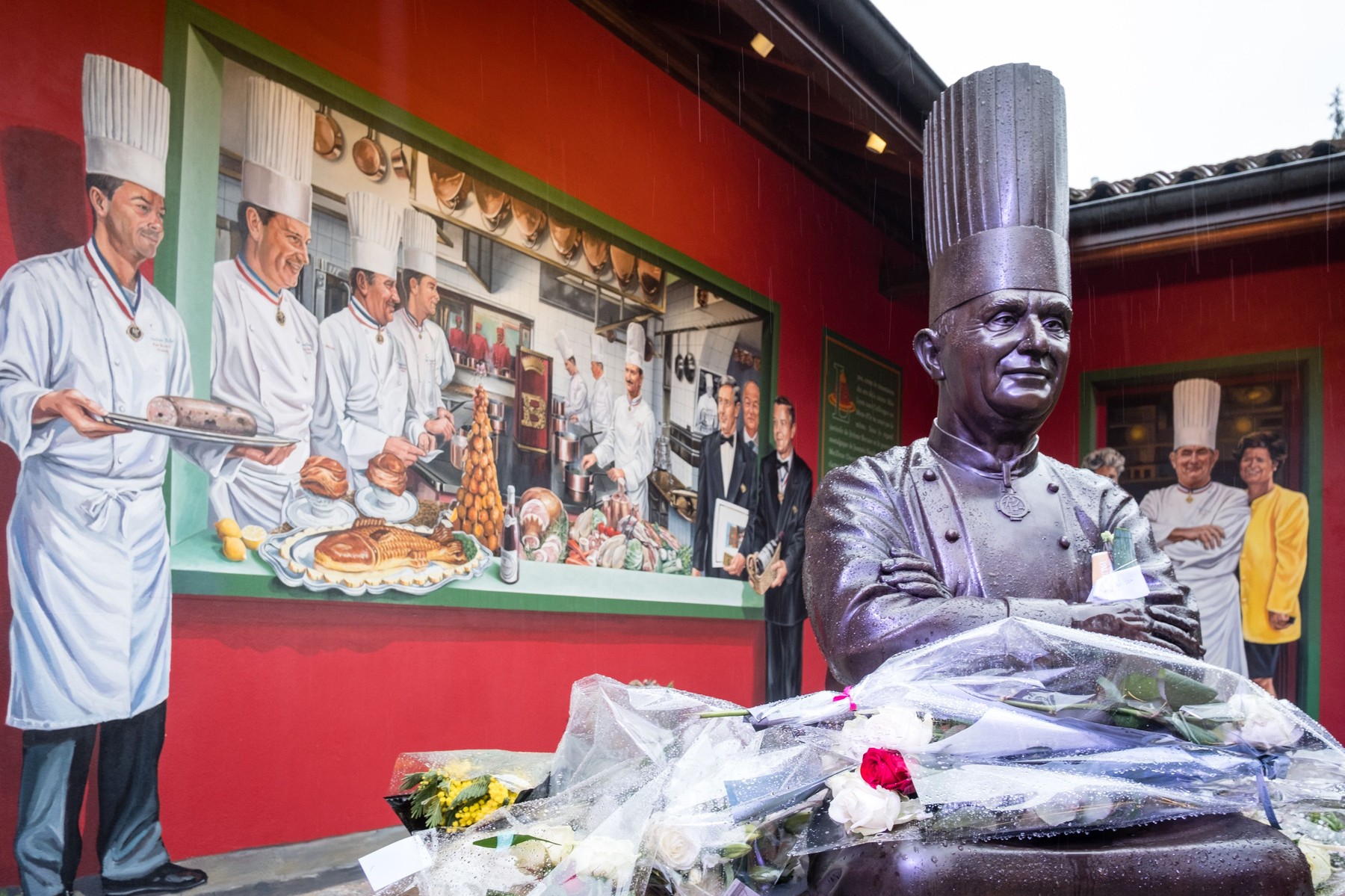 spomenik Paula Bocusea ispred kultnog restorana Auberge du Pont de Collonges