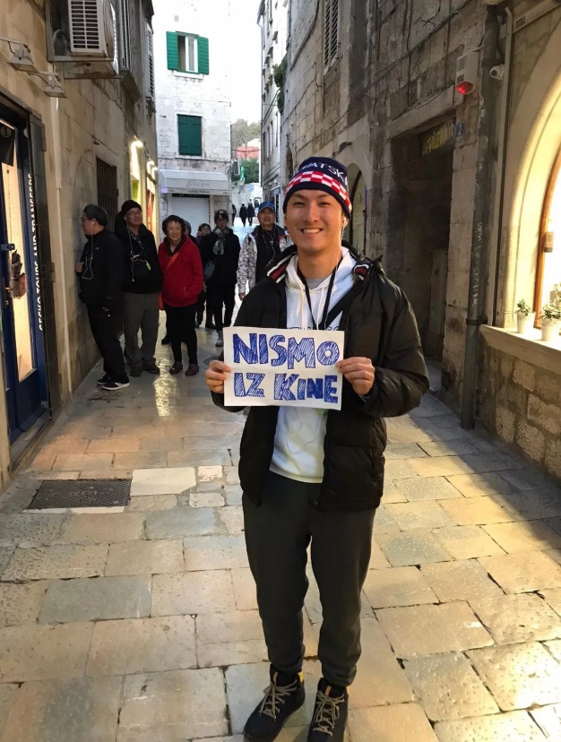 Turist nosi natpis 'Nismo iz Kine'