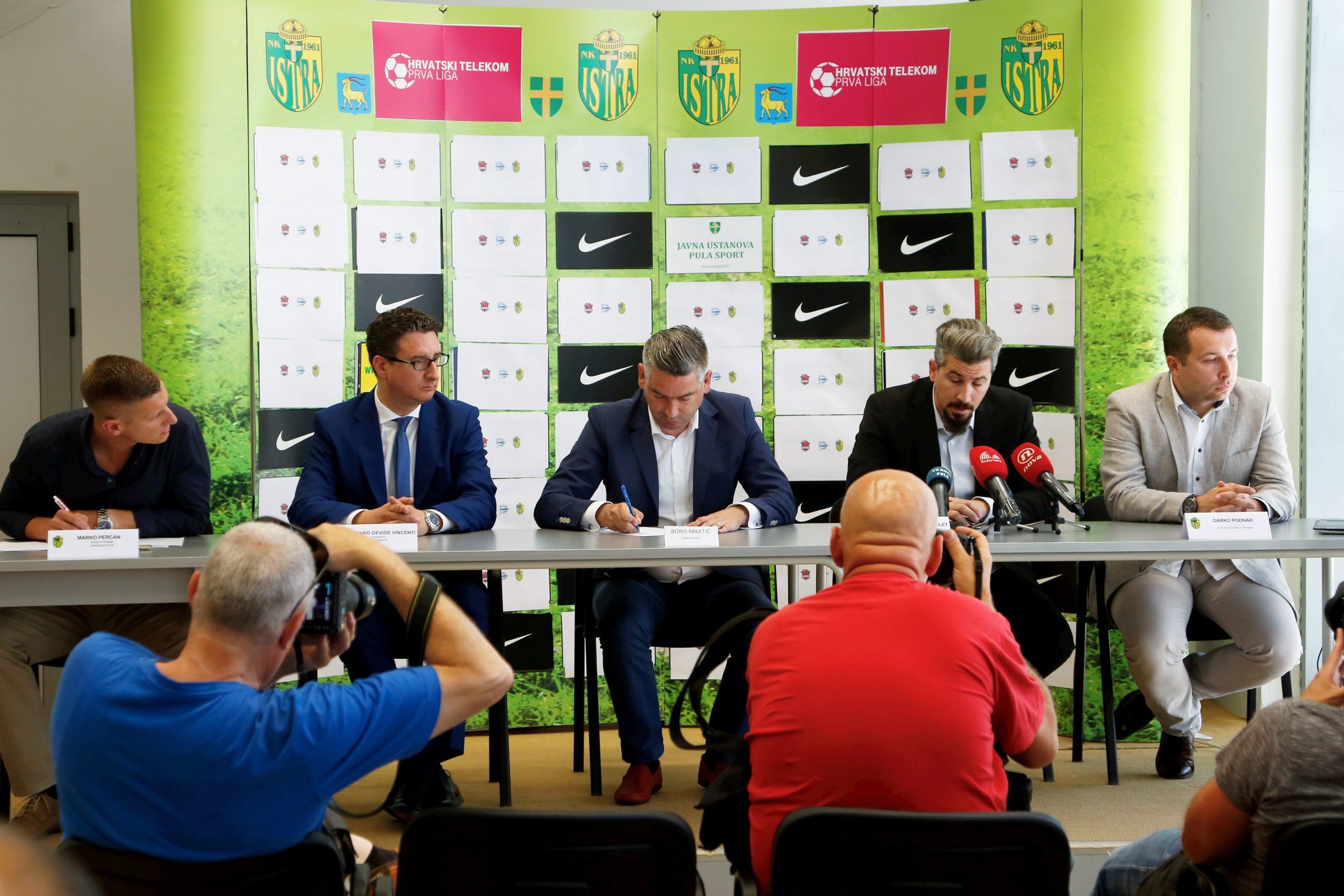 Španjolska grupacija Baskonia - Alaves kupila je nogometni klub Istru 1961, a za predsjednika je postavljen Branko Devide Vincenti dok je direktor Mikel Lauzurica Evolet