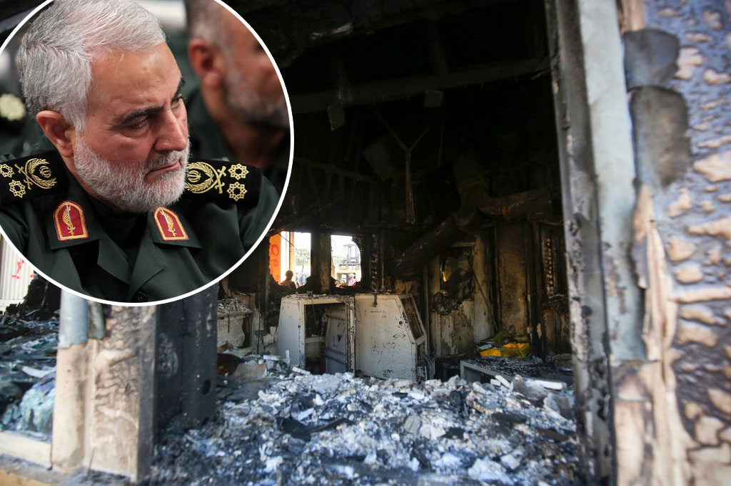 Qassem Suleimani (u krugu), demolirani ulaz u američku ambasadu u Iraku (glavna fotografija)