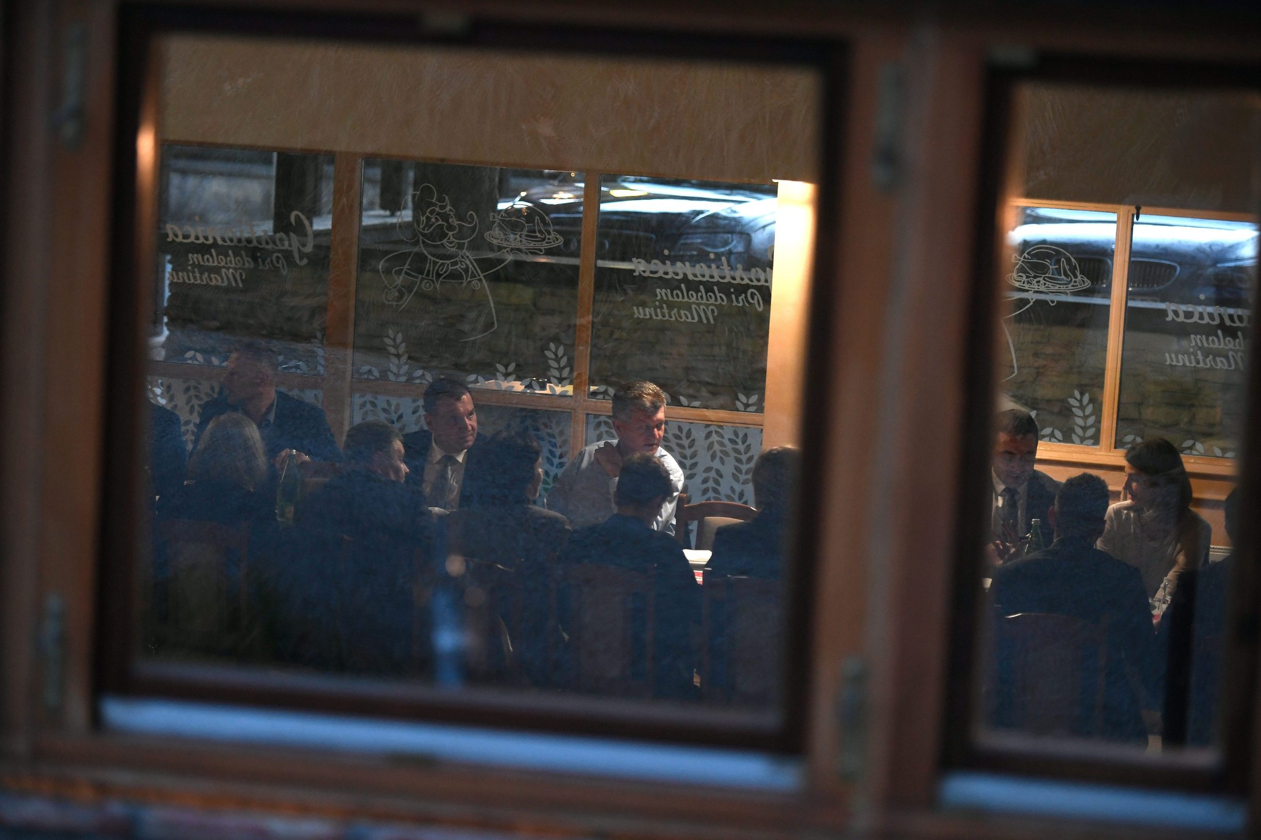 Uz Kujundžića je sjedio njegov nasljednik Vili Beroš, a tamo je bio i državni tajnik Tomislav Dulibić. Željko Plazonić nije pozvan