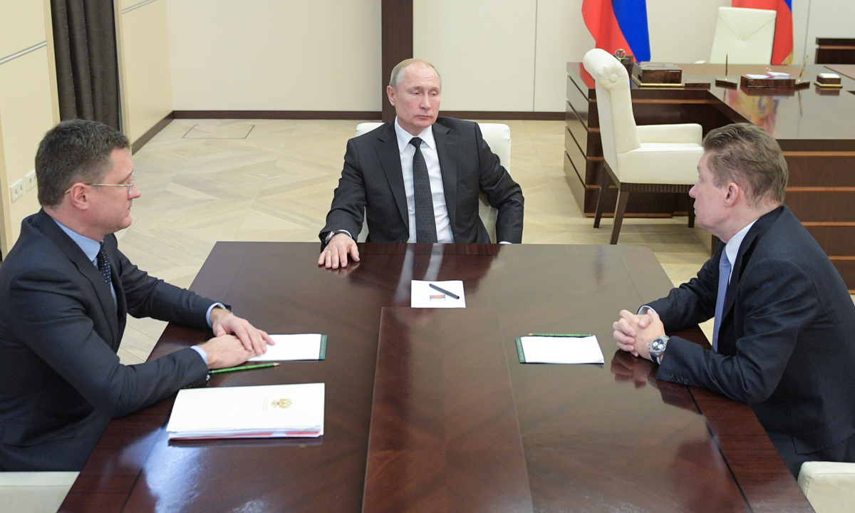 Ruski predsjednik Vladimir Putin s ministrom energetike Aleksandrom Novakom (L) i čelnikom Gazproma Aleksejom Millerom (D)