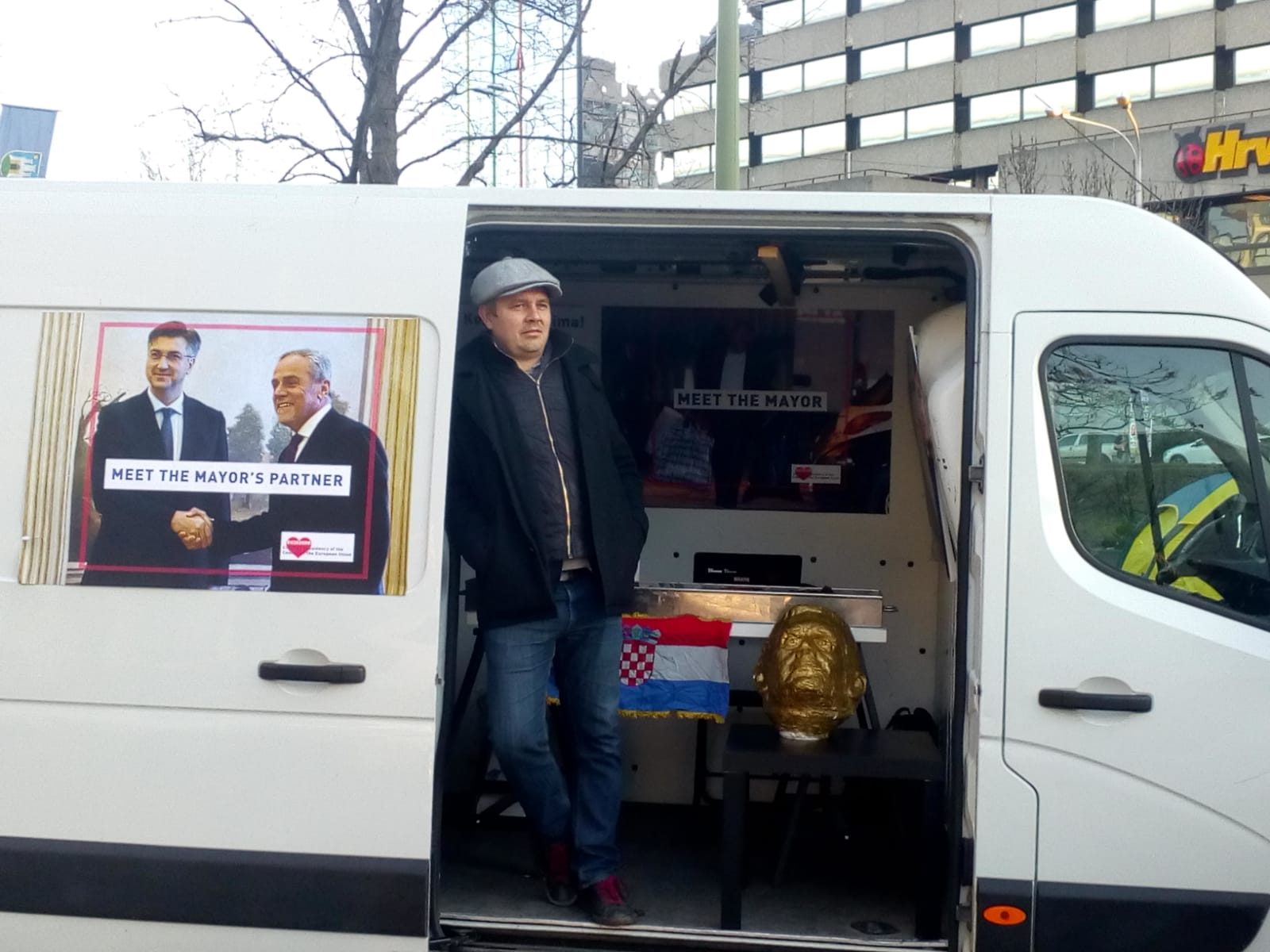 Juričan ispred Holdinga