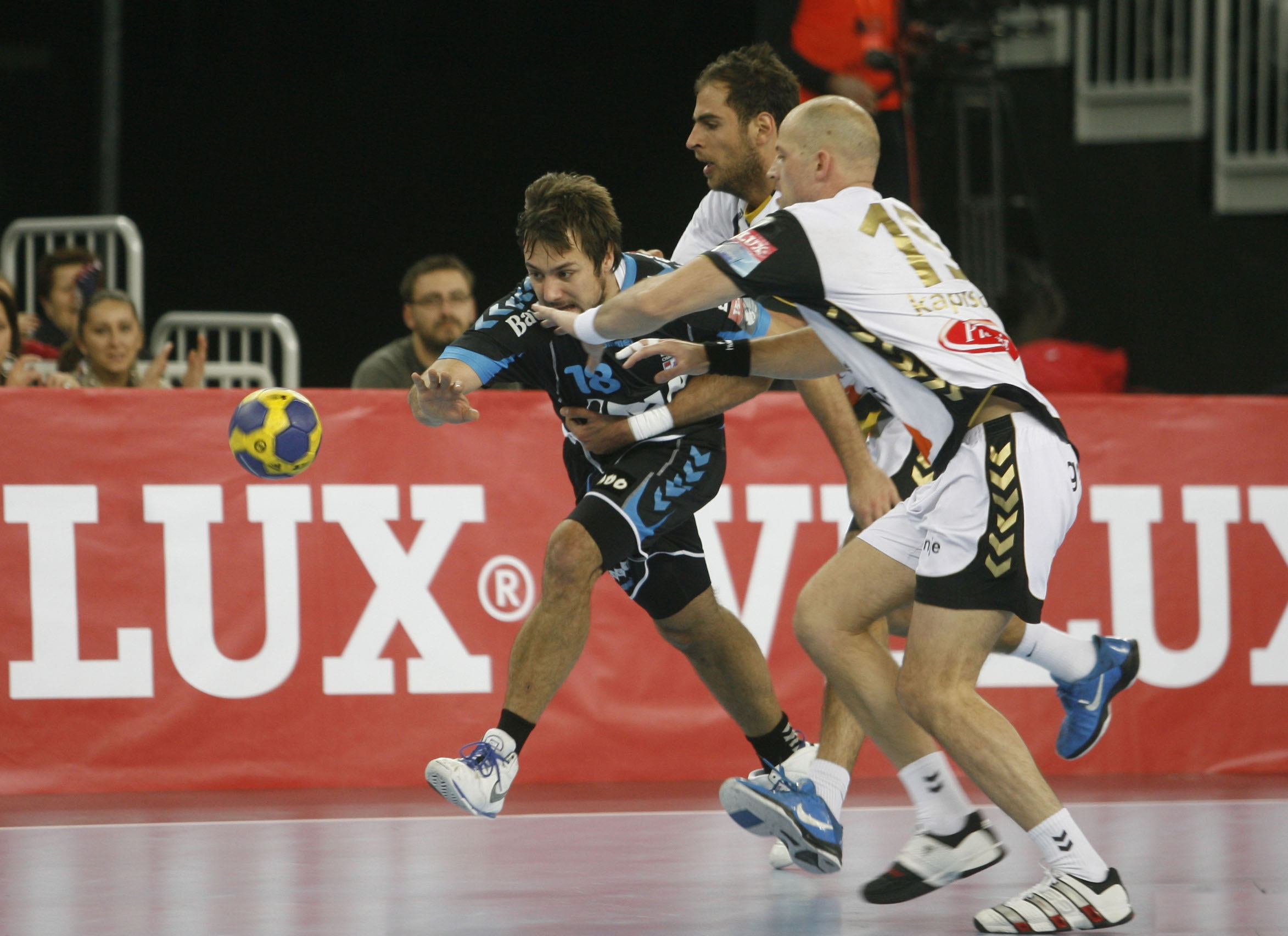 Petar Kapisoda (desno) u dresu sarajevske Bosne protiv Zagreba i još uvijek aktivnog hrvatskog reprezentativca Zlatka Horvata