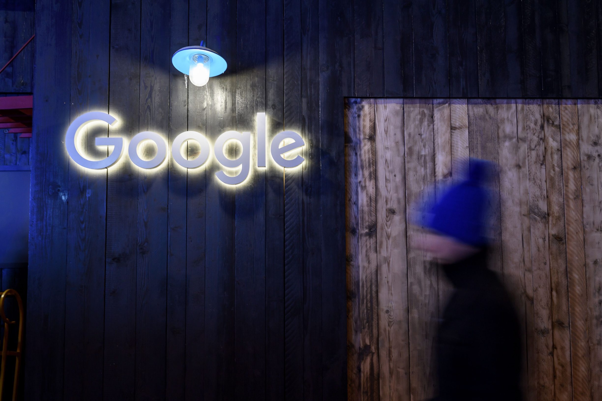 Ilustracija: Logo kompanije Google u švicarskom gradu Davosu