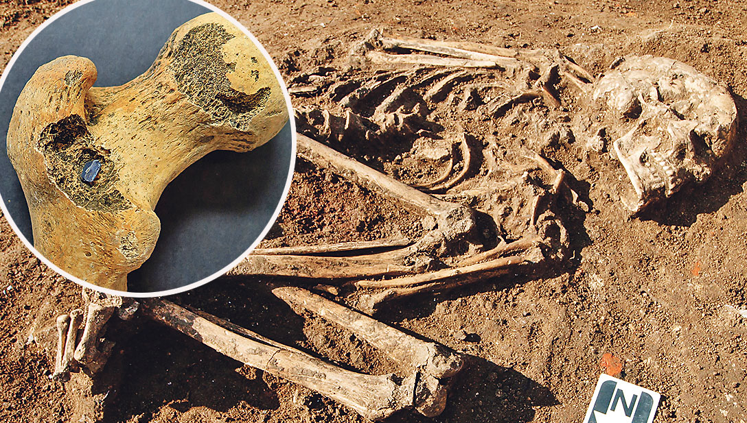 Grob odraslog muškarca (slika desno) i vrh projektila zaboden u bedrenu kost (u krugu)