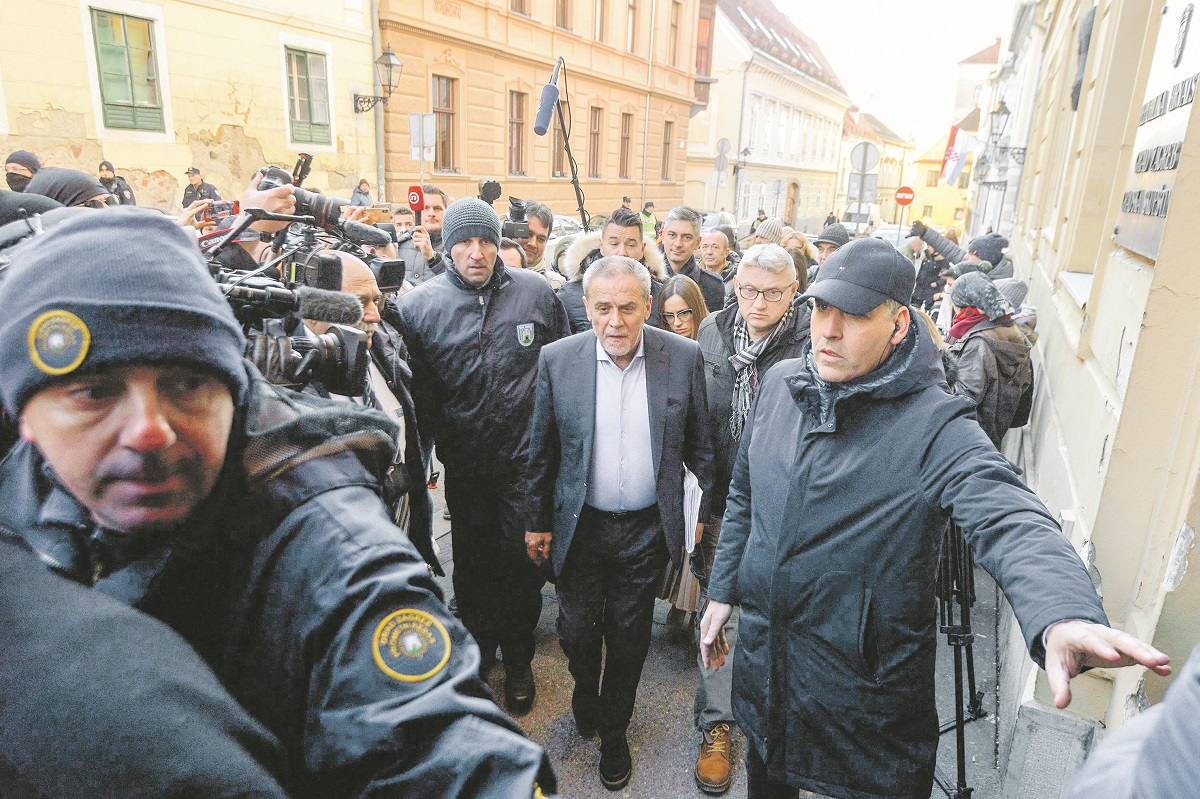 282931-360601-637170365219885733prosvjed_gup6-060220_1