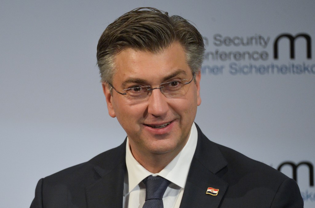 033_6167702_5e491e4b3bc37