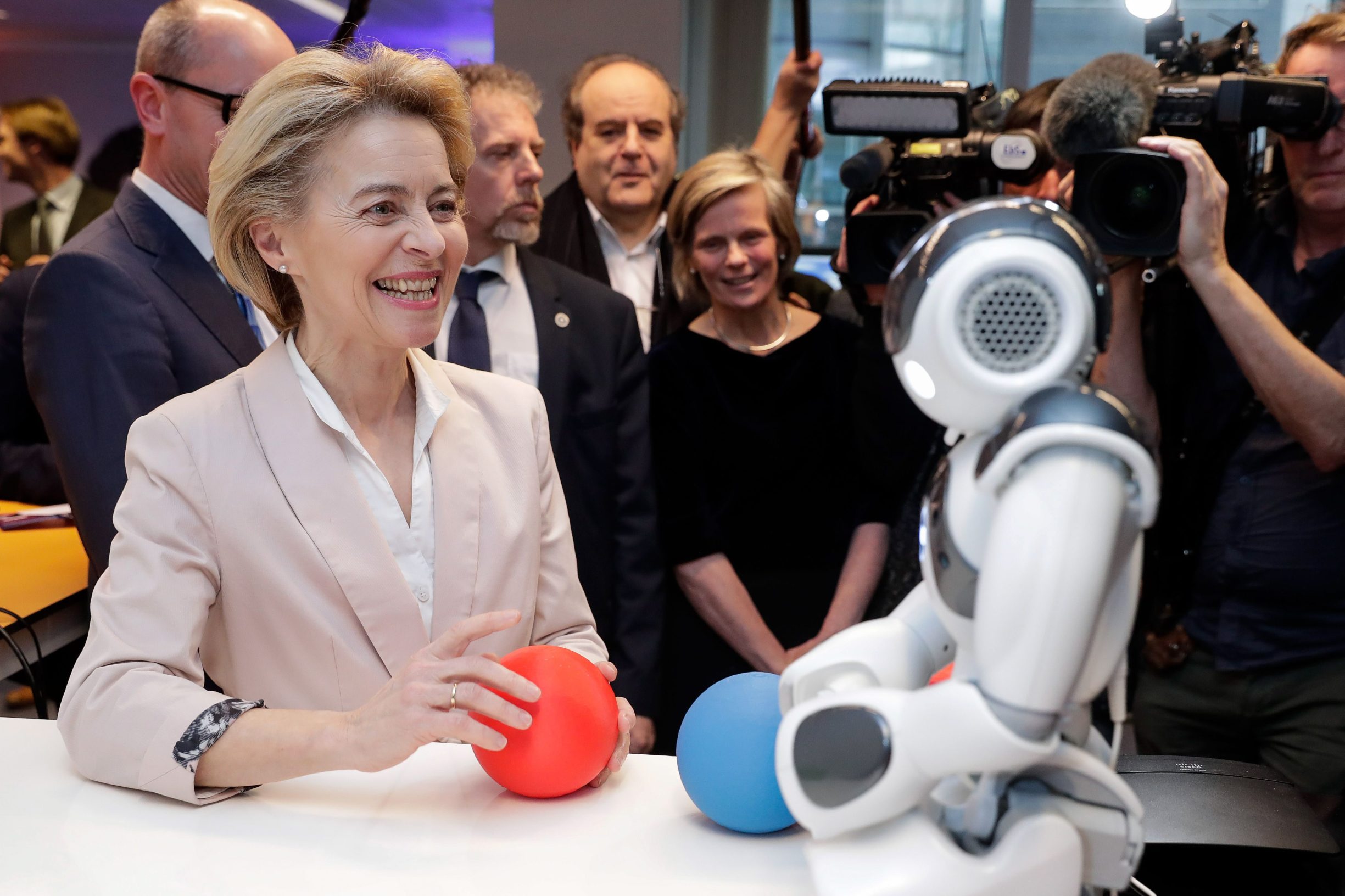 Predsjednica Europske komisije Ursula von der Leyen prilikom današnjeg posjeta sveučilištu Vrije Universiteit Brussel gdje su joj stručnjaci i studenti predstavili najuspješnije projekte na području umjetne inteligencije