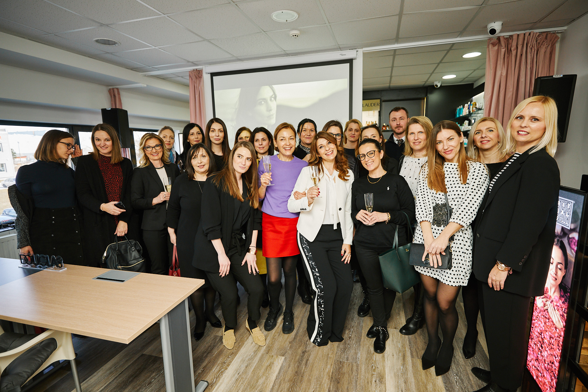 Douglas tim s dobavljačima na otvorenju akademije