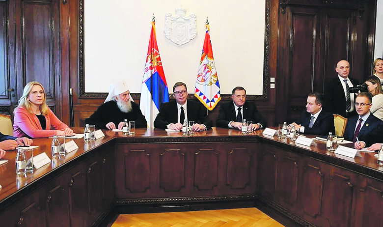 Predsjednik Srbije Aleksandar Vučić je na nedavnom sastanku s predstavnicima Srba iz regije razgovarao o situaciji u Crnoj Gori i BiH. Na sastanku su, između ostalih, bili patrijarh Irinej, srpski član predsjedništva BiH Milorad Dodik i predsjednica Republike Srpske Željka Cvijanović. U Beogradu su također bili čelnik Nove srpske demokratije Andrija Mandić, lider Prave Crne Gore Marko Milačić, predsjednik Demokratske narodne partije Milan Knežević