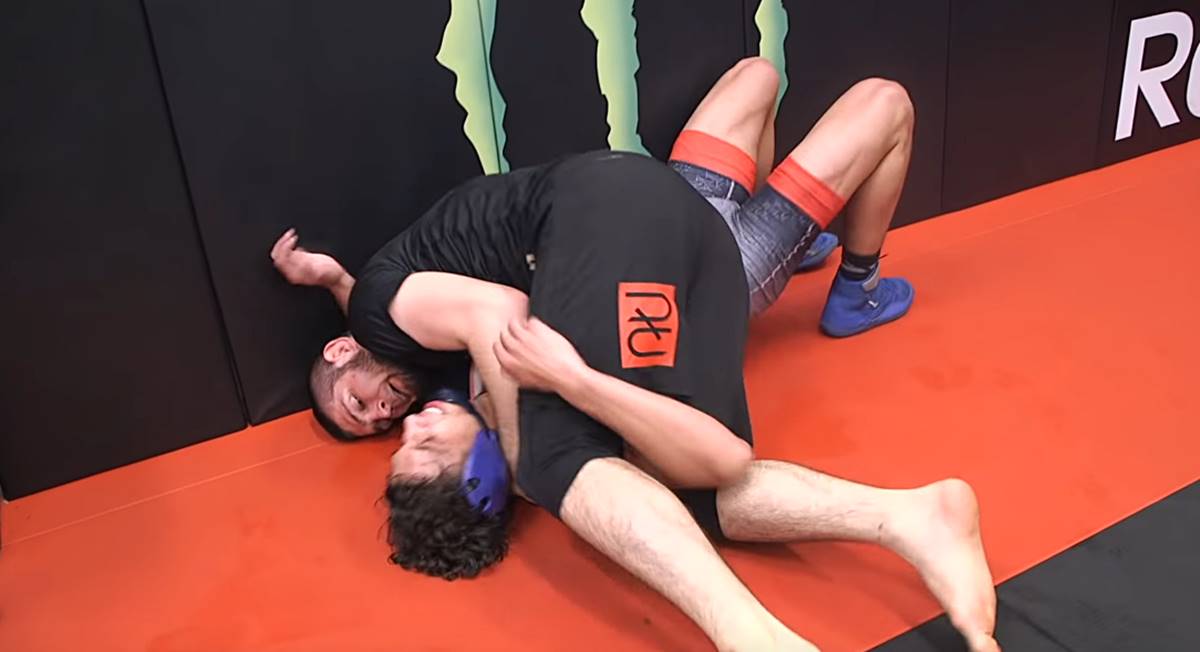 Khabib dominira