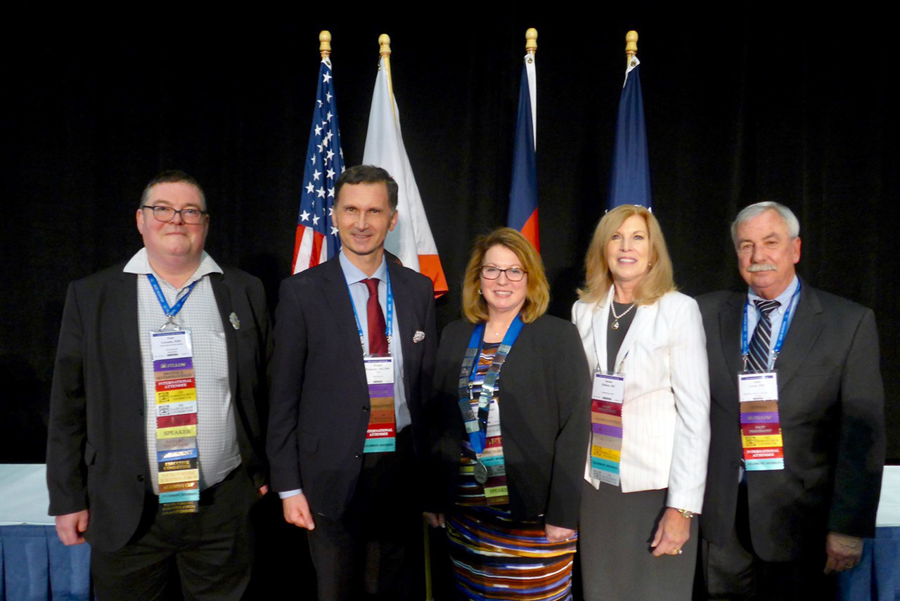 Dragan Primorac tijekom inauguracije s novoizabranom predsjednicom AAFS-a Jeri Ropero-Miller te dosadašnjim predsjednicima Susan Ballou, Johnom Gernsom i Zenom Geradsom