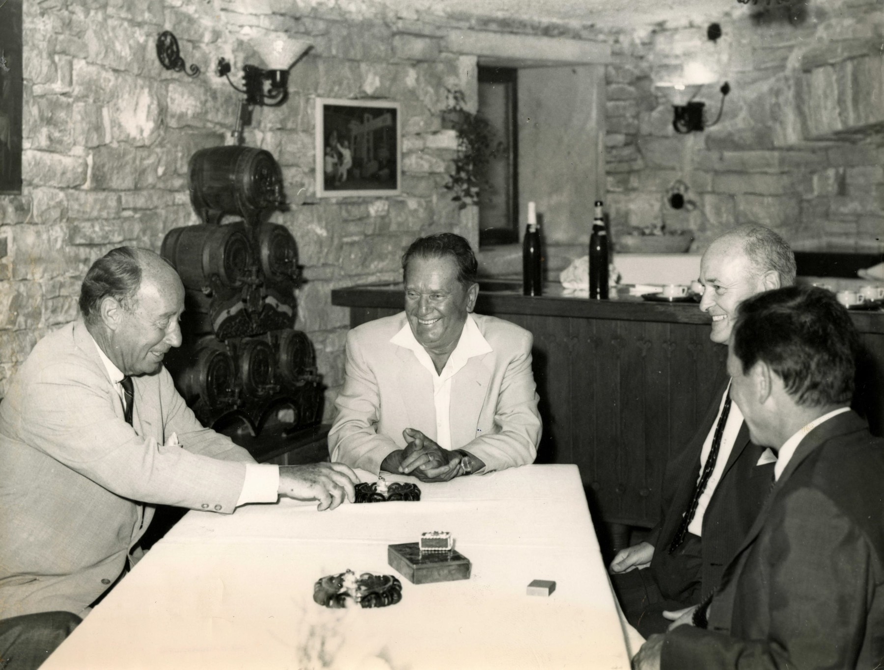 Josip Broz Tito (na čelu stola)