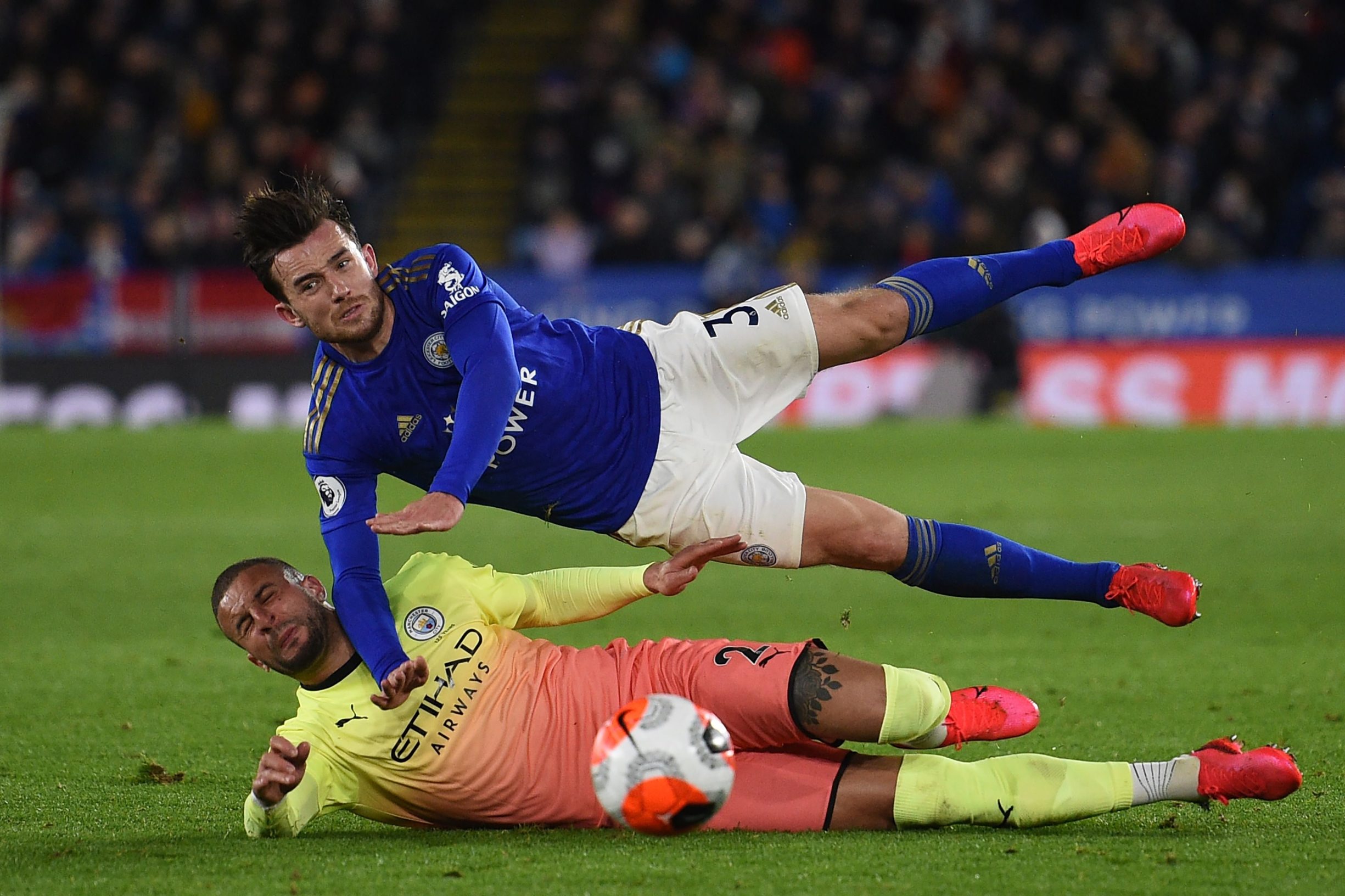 FA je, naime, tvrdi u dogovoru s vladom, najavio da će se postaviti gornja granica broja stranih igrača u svakom klubu. Na slici: Engleski branič Manchester Cityja Kyle Walker s engleskim braniteljem Leicestera Cityja Benom Chilwellom tijekom utakmice engleske Premier Lige, 22. veljače, 2020.