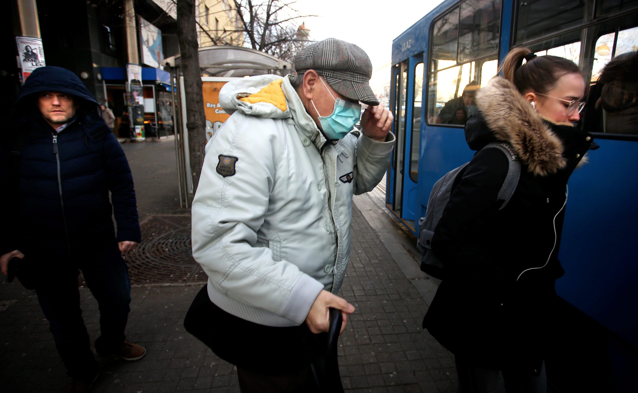 Sve je više ljudi koji koriste zaštitnu masku