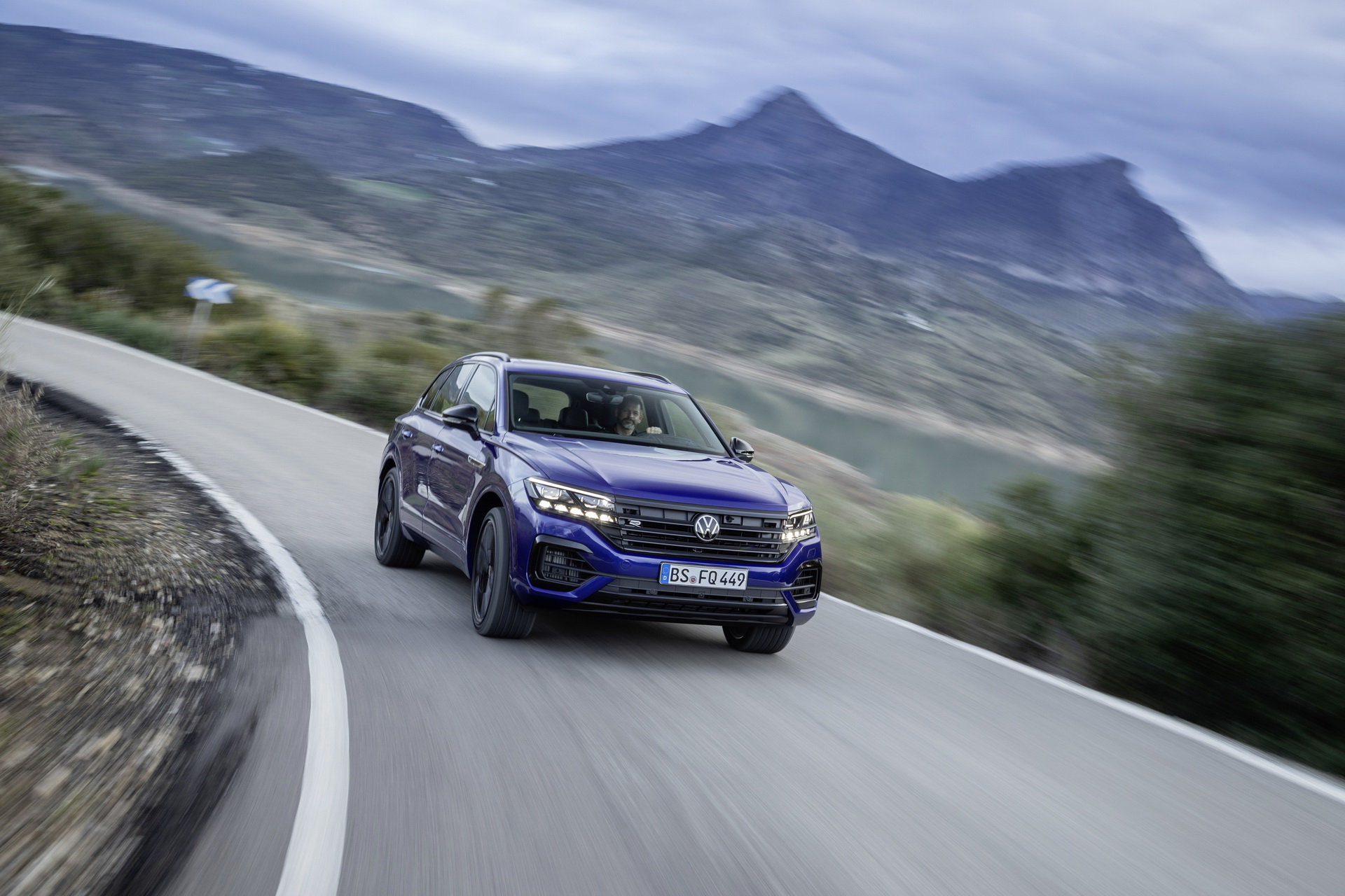 2020-vw-touareg-r-phev-1