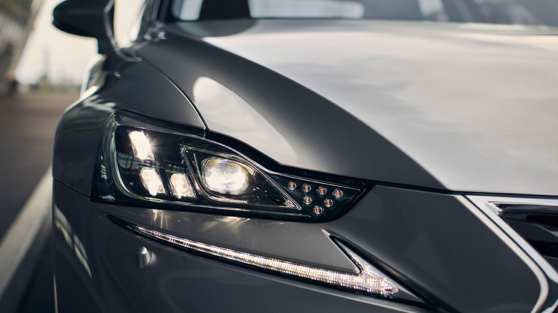 2017-lexus-is-300h-features-led-headlights-1920x1080_tcm-3157-1172698