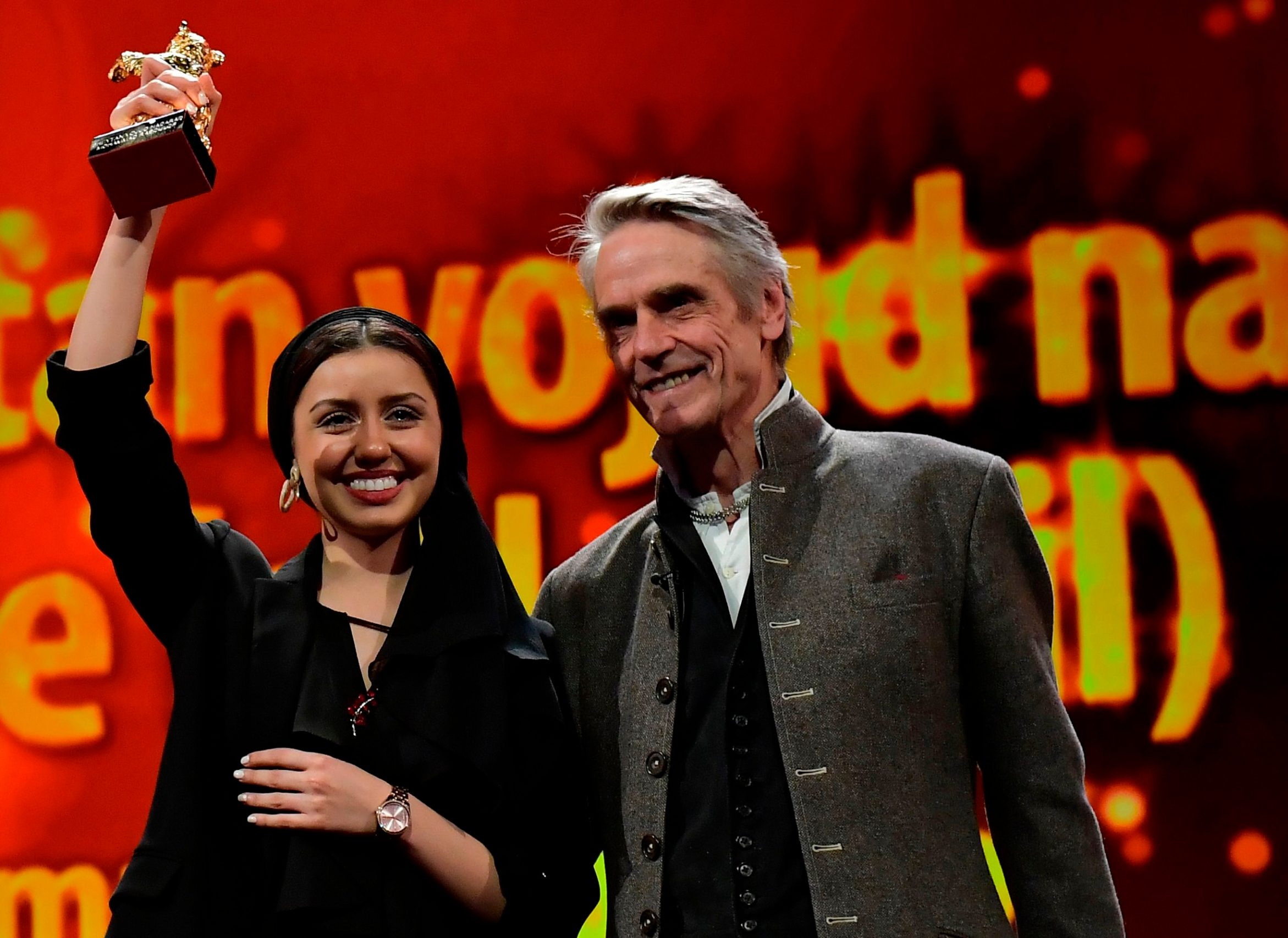 Britanski glumac Jeremy Irons kipić Zlatnog medvjeda uručio je kćerki redatelja Rassulofa