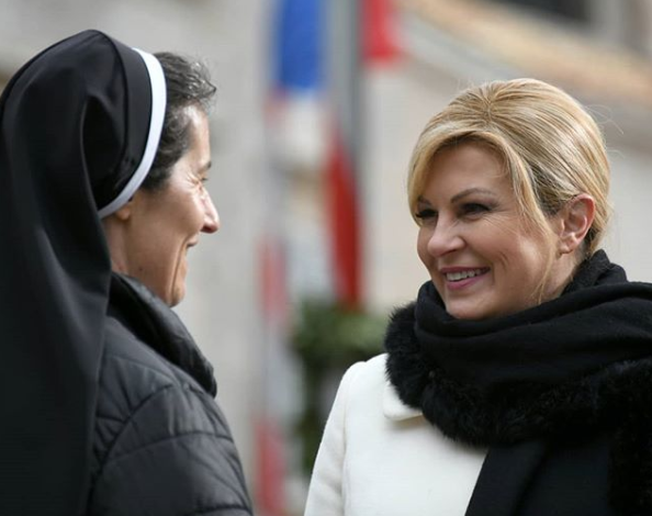 Dan nakon otvorenja EPK, Grabar-Kitarović bila je u Dubrovniku, gdje se fotografirala u društvu časne sestre