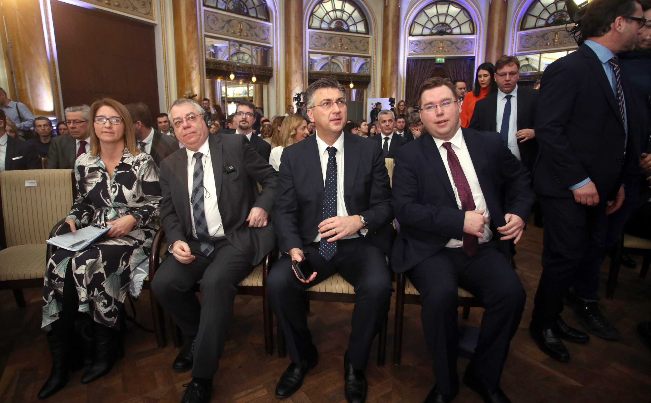 Konferencija Izazovi usvajanja novog višegodisnjeg financijskog okvira 2021-2027 i položaj kohezijske politike u novom proračunu. Slijeva: Ivana Maleetić, članica Europskog revizijskog sduda, Klaus-Heiner Lehne, predsjednik tog Suda, premijer Andrej Plenković, ministar Marko Pavić