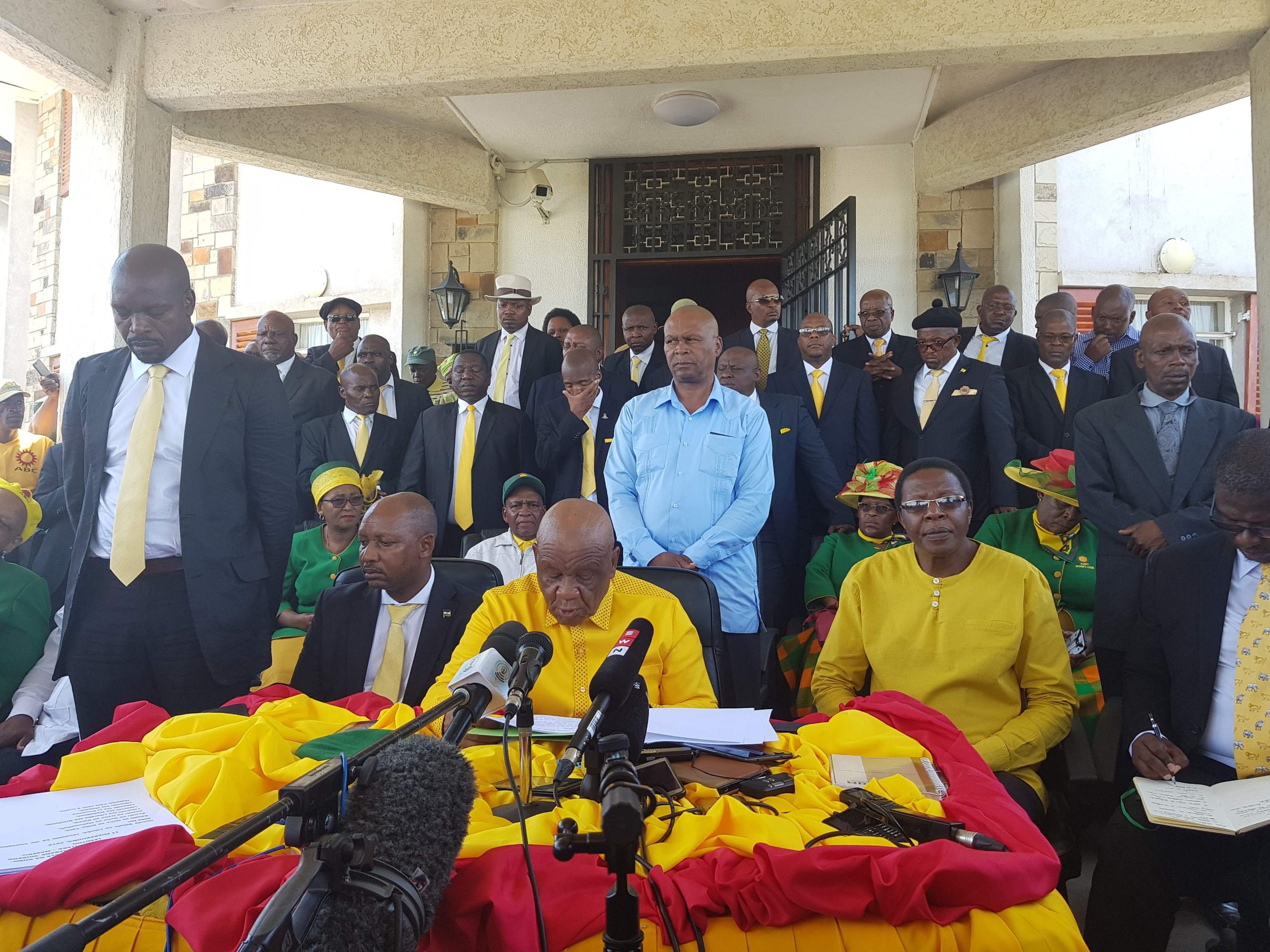 Thomas Thabane (u sredini, pred mikrofonima)