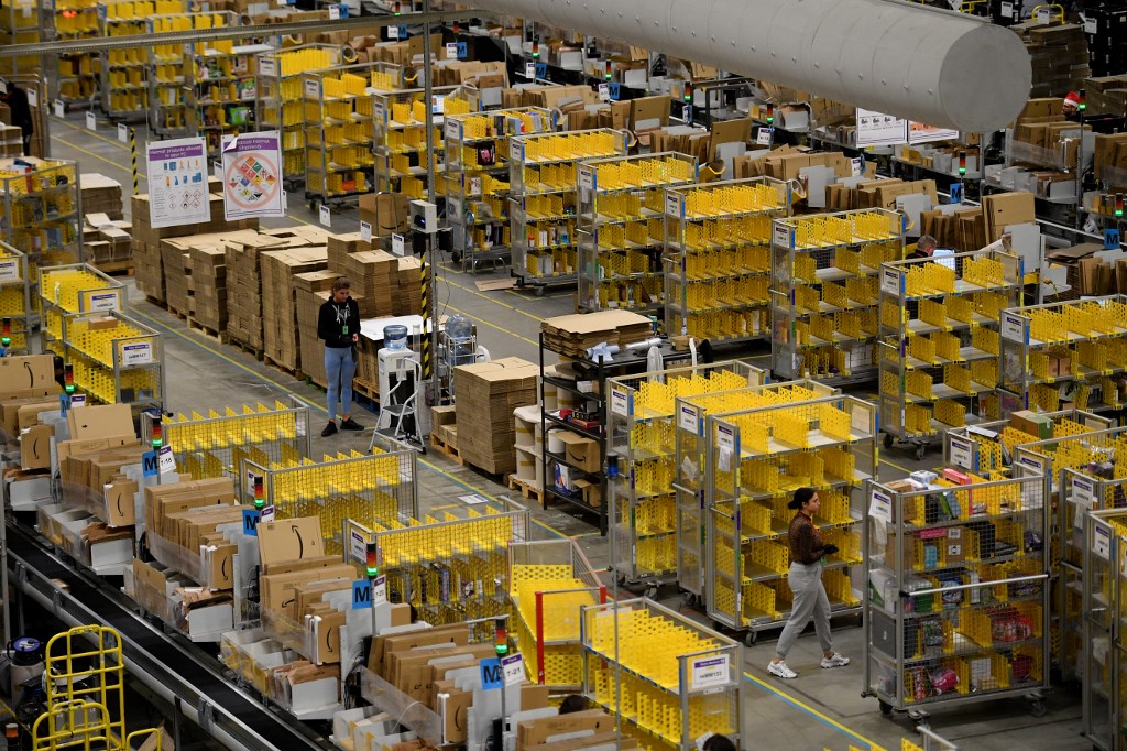 Radnici u Amazonovom skladištu