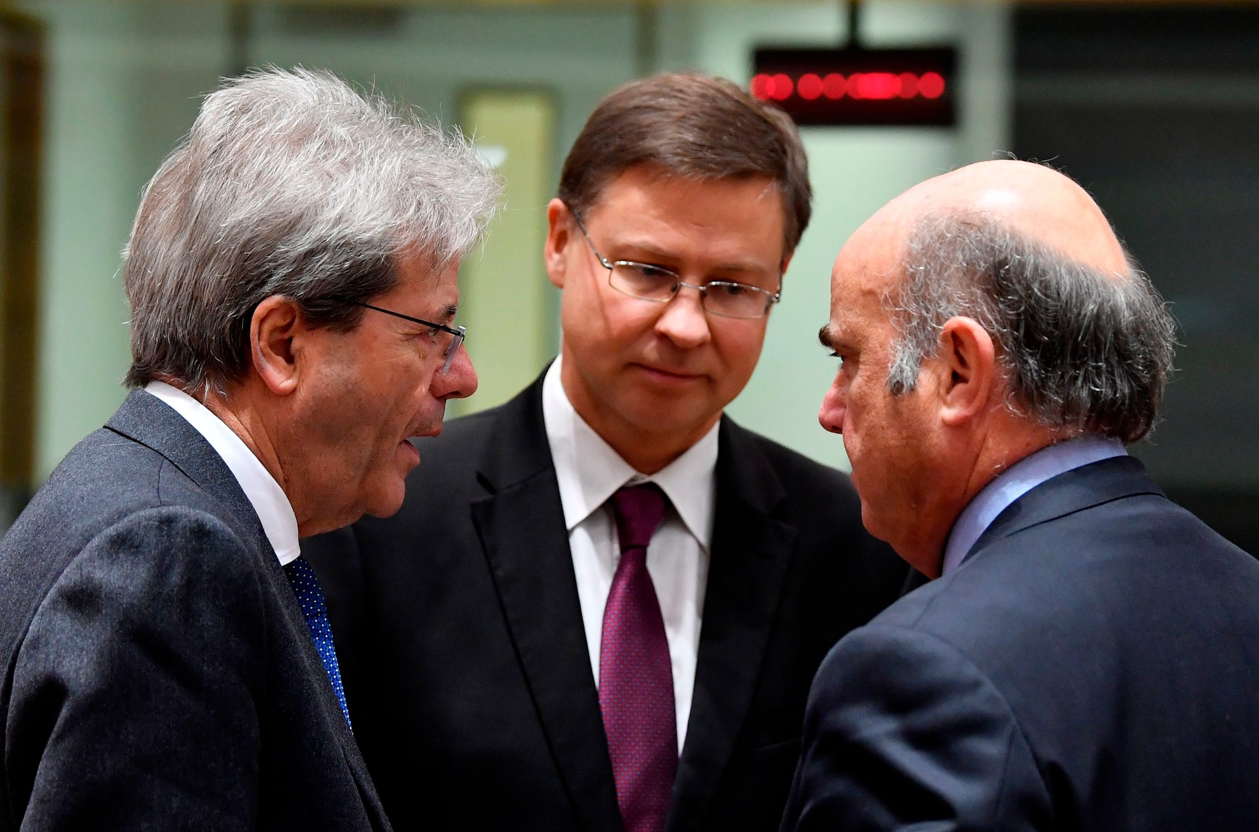 Valdis Dombrovskis, potpredsjednik EK zadužen za euro (u sredini) i europsi povjerenik za ekonomiju Paolo Gentiloni (lijevo)