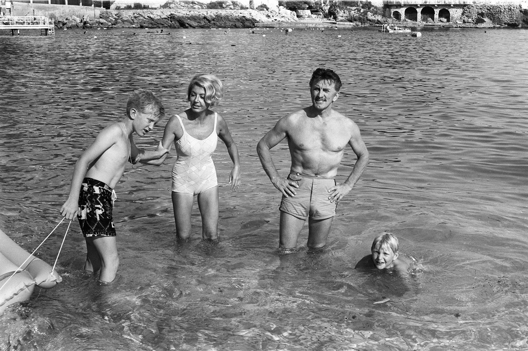 Kirk Douglas s prvom suprugom Dianom Dill te sinovima Michaelom i Ericom 
