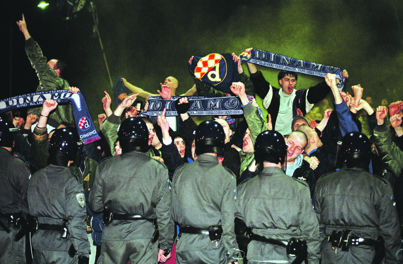 Navijači Dinama koji su ispred stadiona pozdravljali promjenu imena 