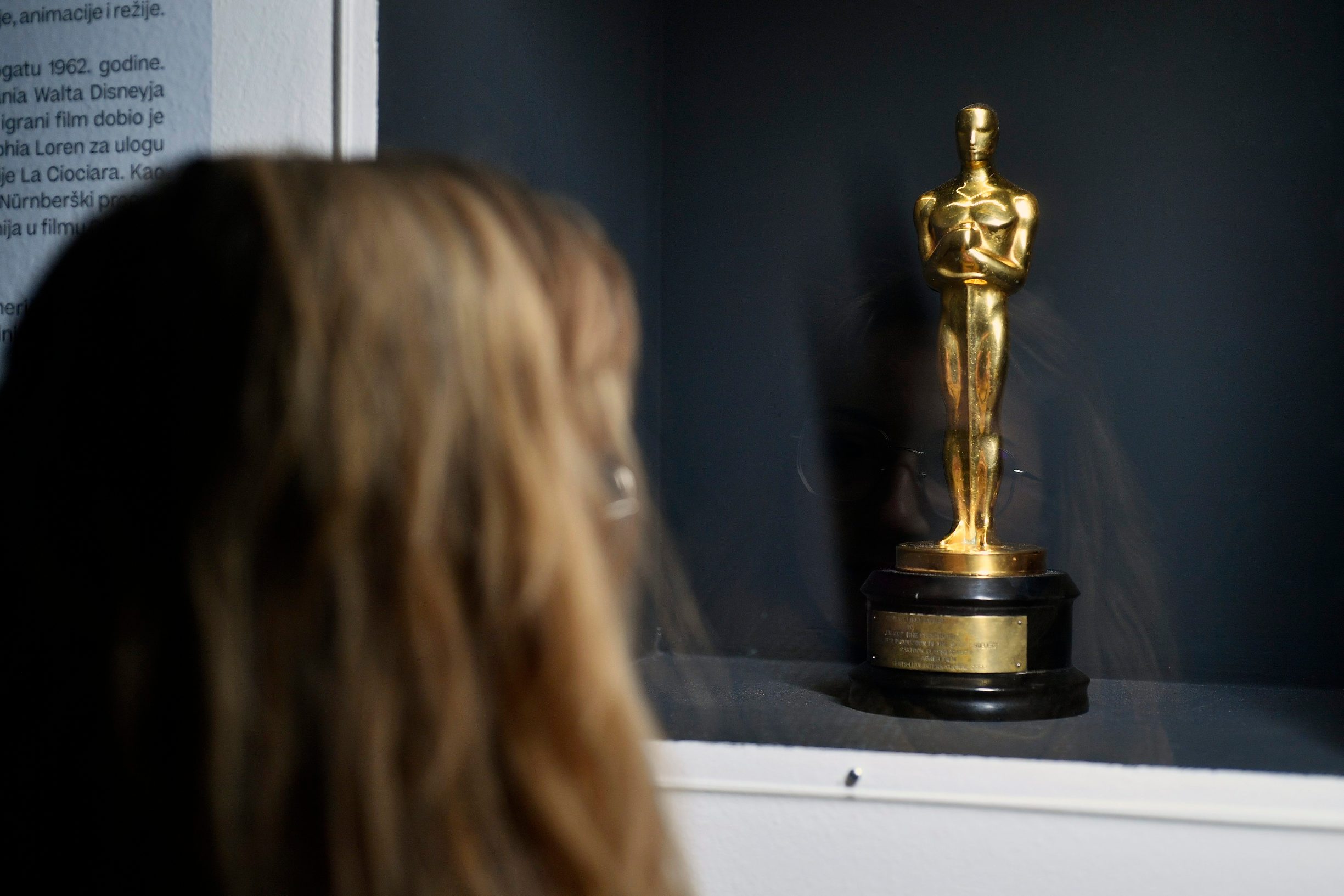 Kipić Oscar kojim je nagrađen Surogat, izložen u MSU