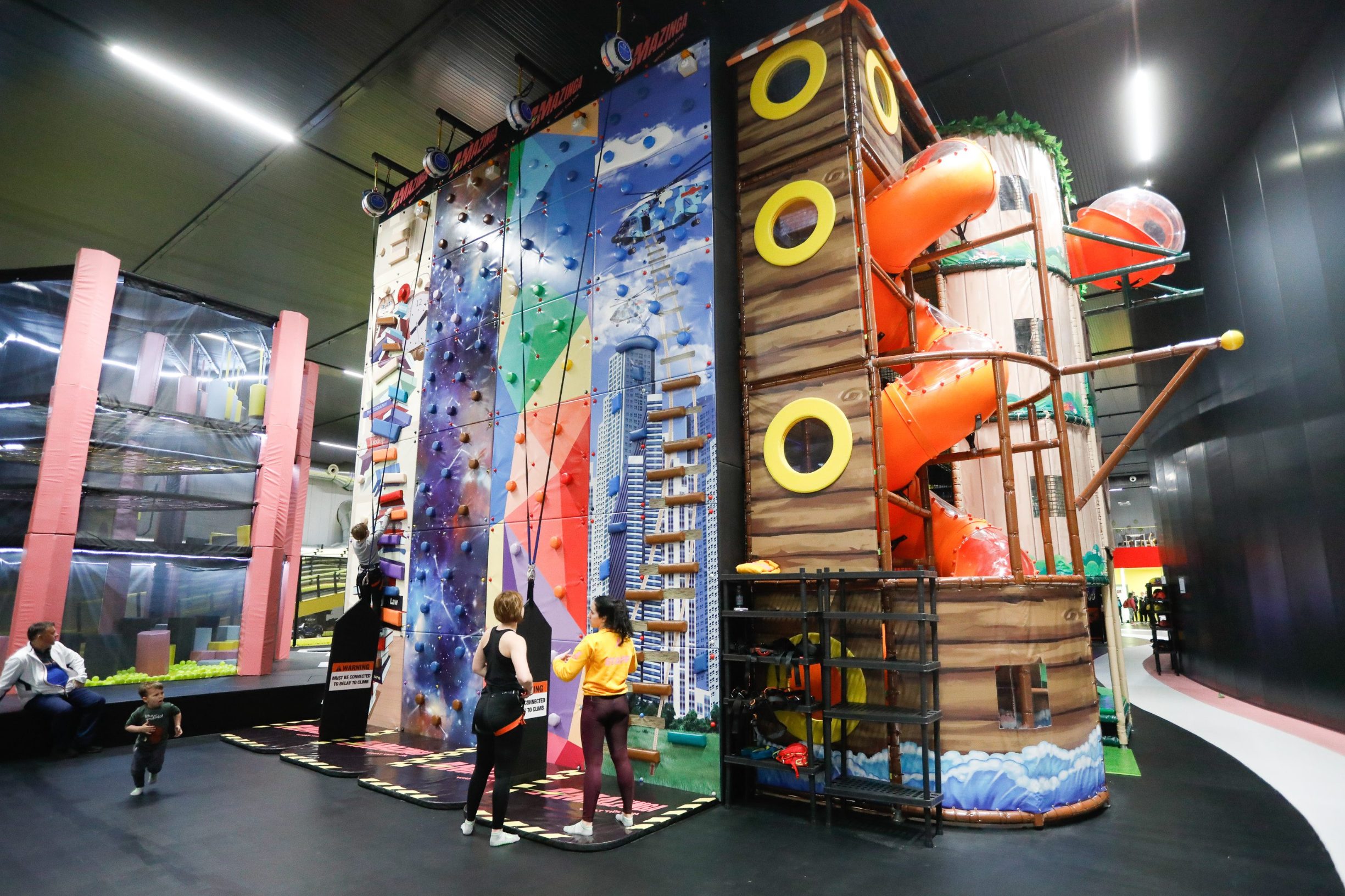 Amazinga je otvorena ovaj vikend i već je izazvala velik interes djece i roditelja. Čekalo se i za kupnju ulaznica. Prije ulaska u bilo koju zonu posjetitelji prolaze kratku “obuku” sa zaposlenicima