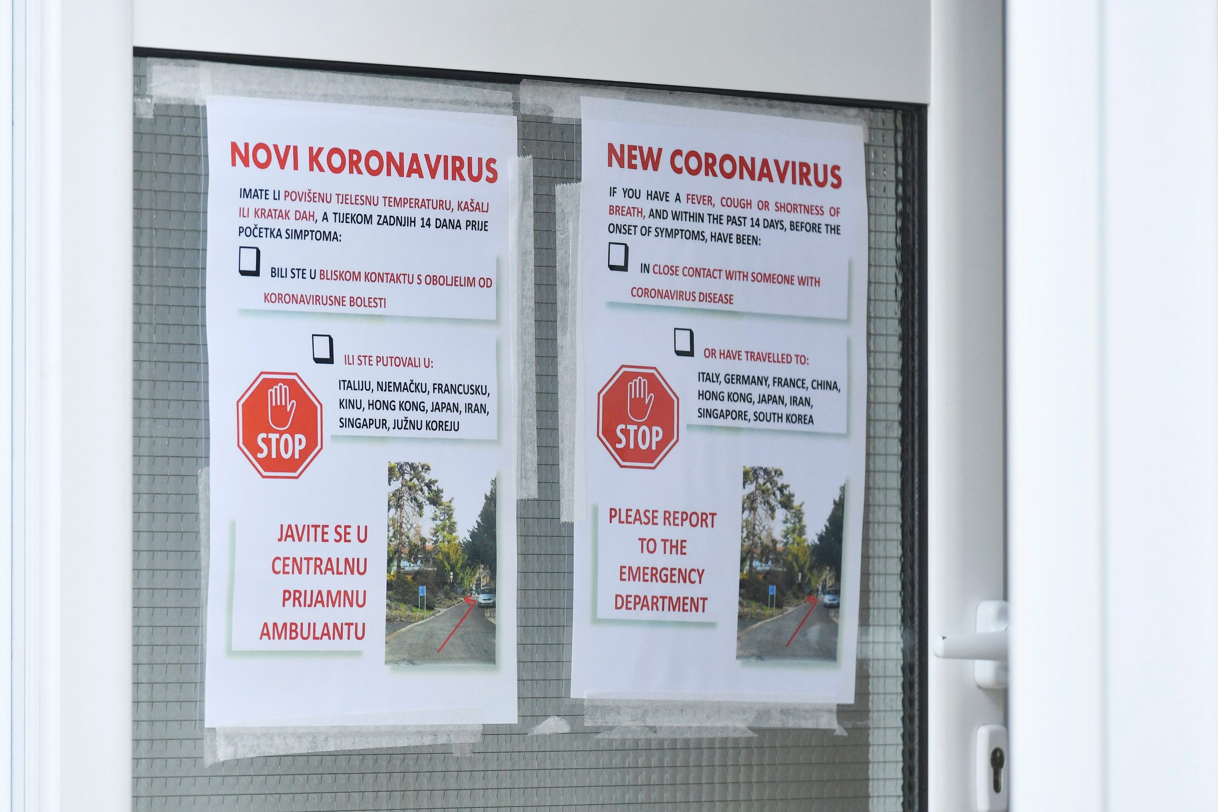 Koliko je poznato, virus može uzrokovati blage simptome slične gripi poput povišene tjelesne temperature, kašlja, otežanog disanja, bolova u mišićima i umora. U težim slučajevima javlja se teška upala pluća, sindrom akutnog otežanog disanja, sepsa i septički šok koji mogu uzrokovati smrt.