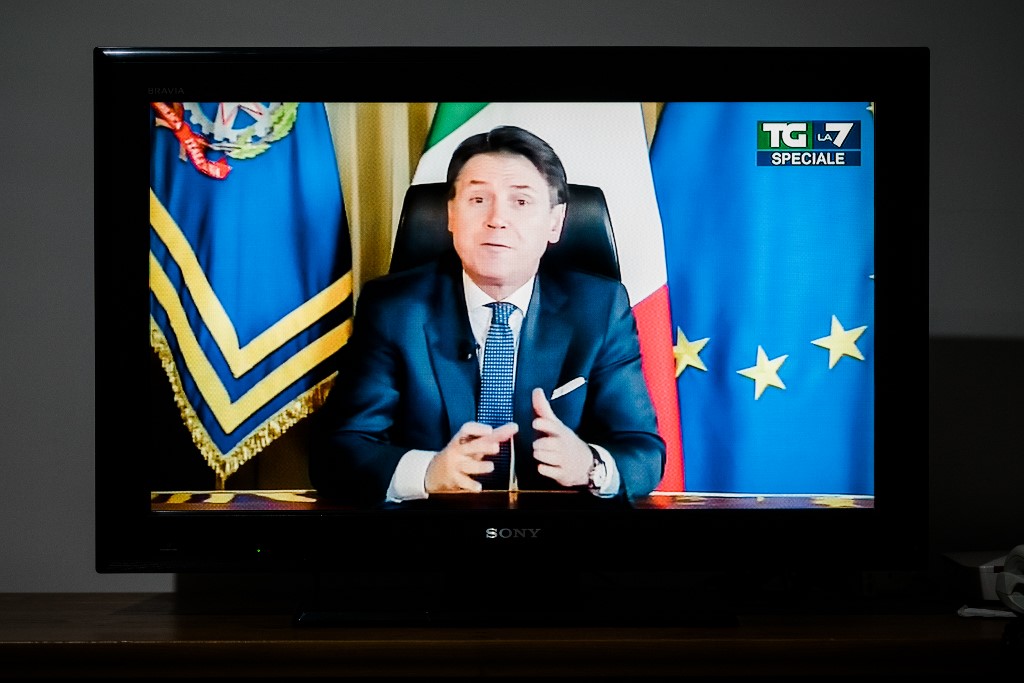 Talijanski premijer Giuseppe Conte na televiziji najavljuje naciji novu vladinu uredbu o proširenju ograničenja za borbu protiv novog coronavirusa (COVID-19), nakon što je Svjetska zdravstvena organizacija (WHO) proglasila koronavirus pandemijom