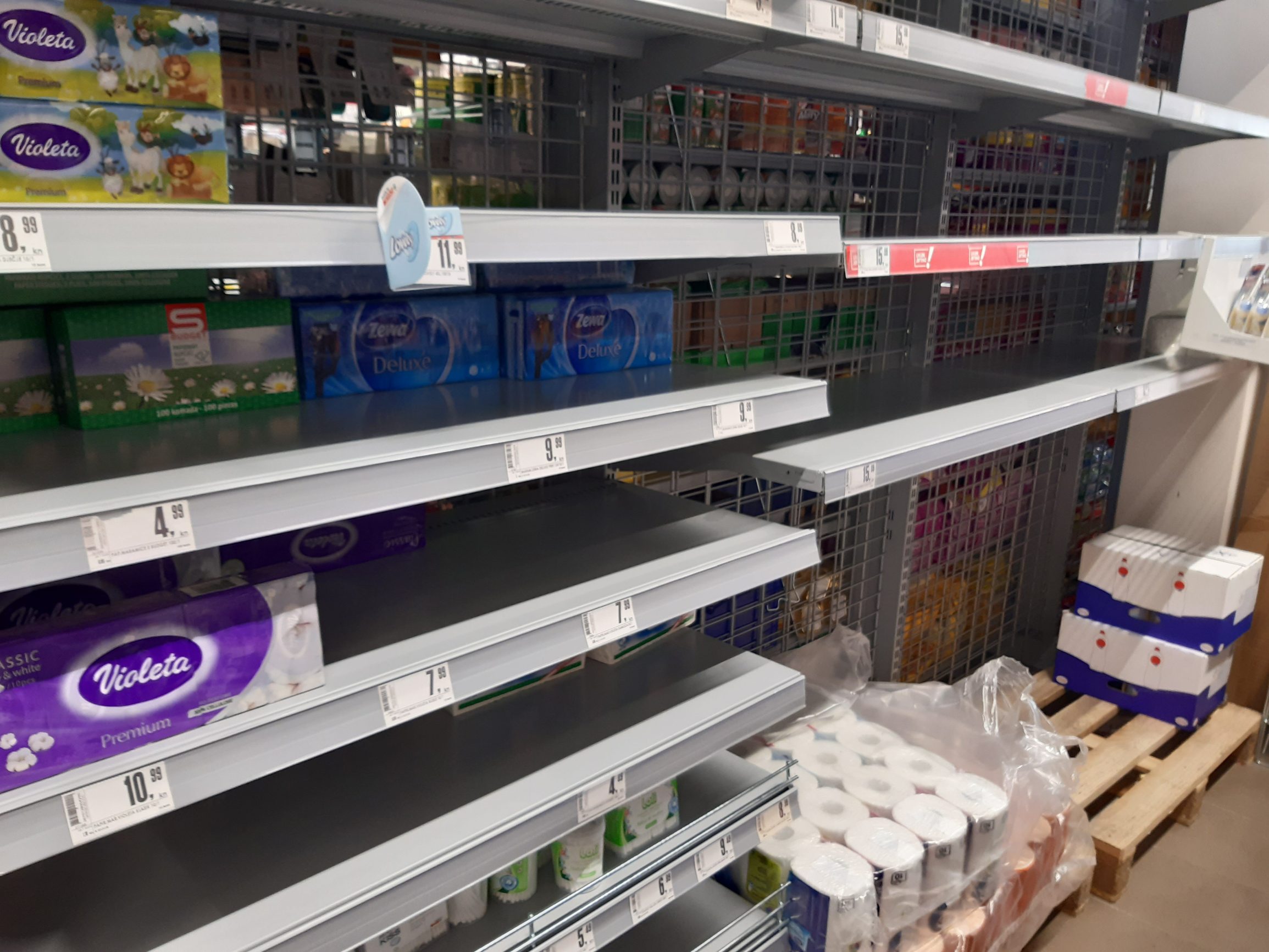 prazne_police1-130320