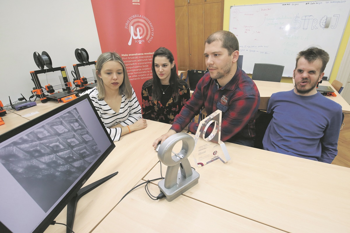 291303-372979-student-award08-060320-1_1