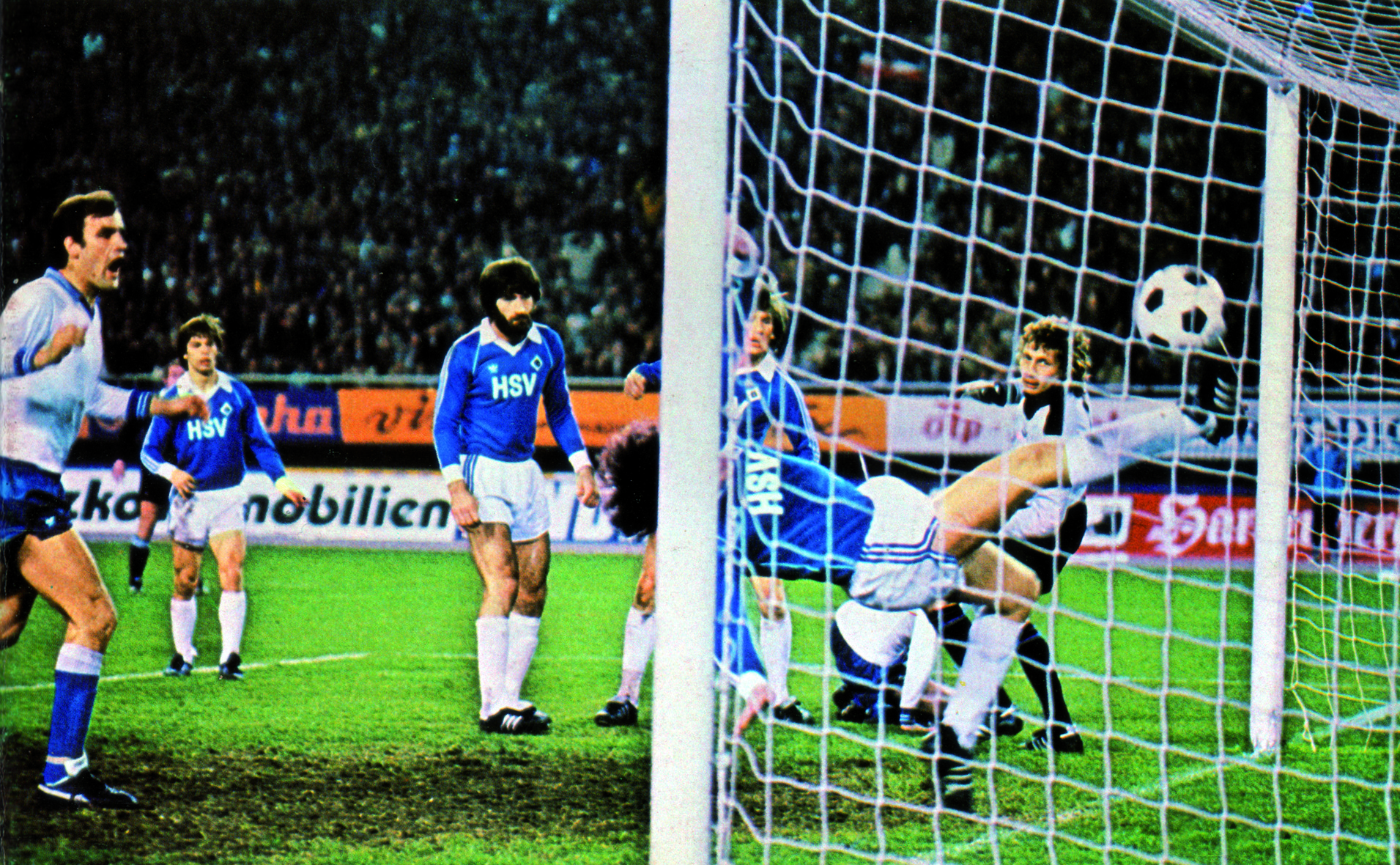 Boro Primorac (lijevo) postiže treći gol za Hajduk protiv Hamburgera