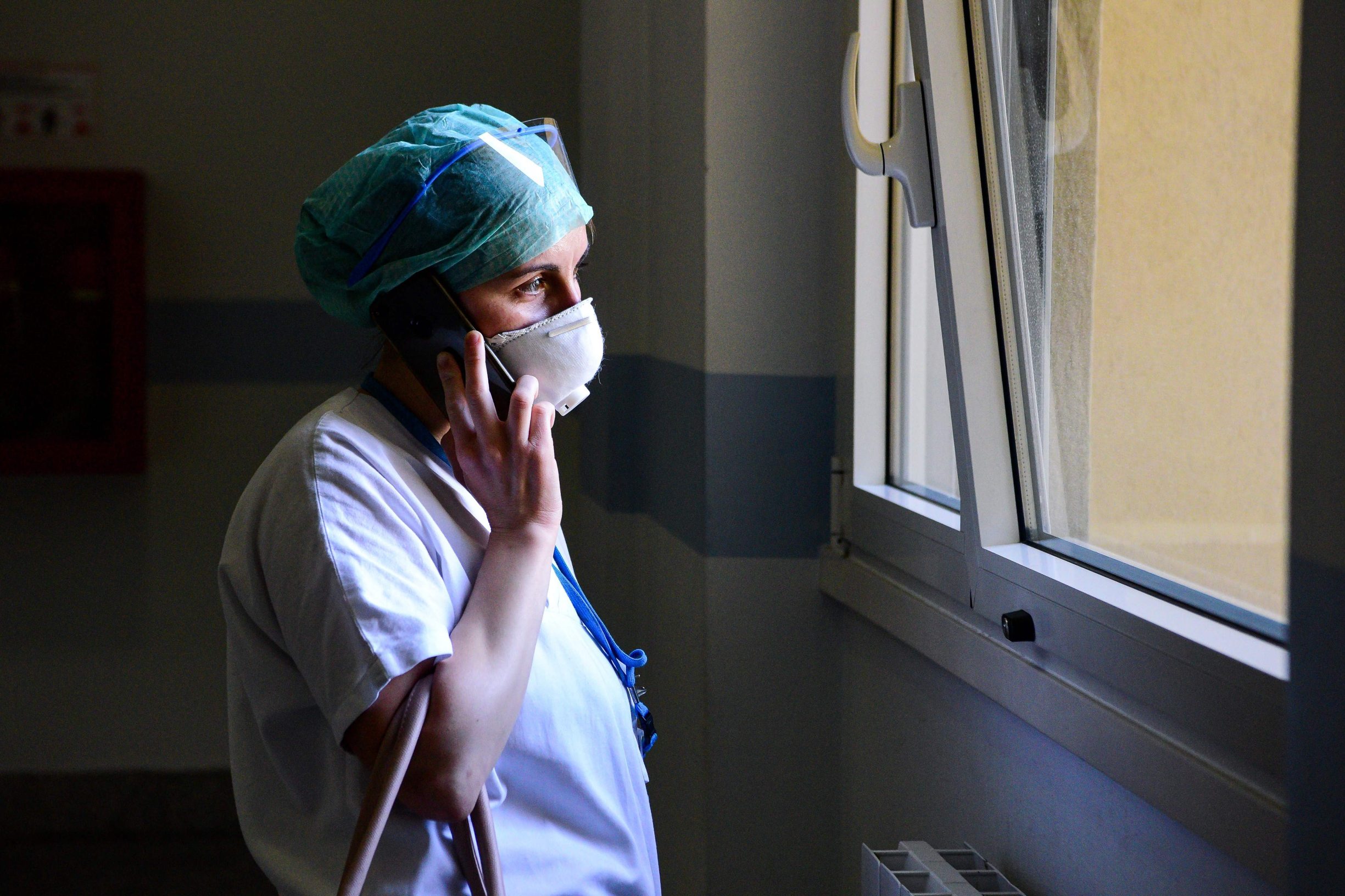 Medicinsko osoblje spada s nogu dok se neodgovorni pojedinci ponašaju kao da se ništa ne događa