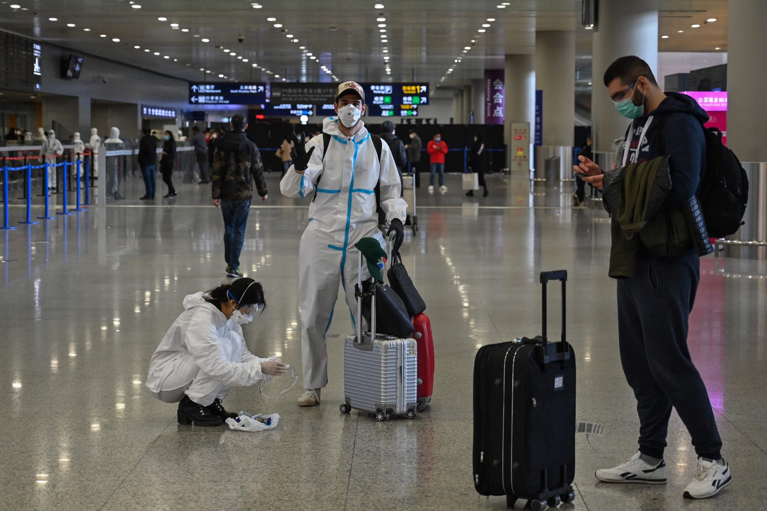 Putnici na aerodromu u Šangaju i dalje nose zaštitne maske kako bi i sebe i svoje suputnike pokušalo zaštititi od novog koronavirusa