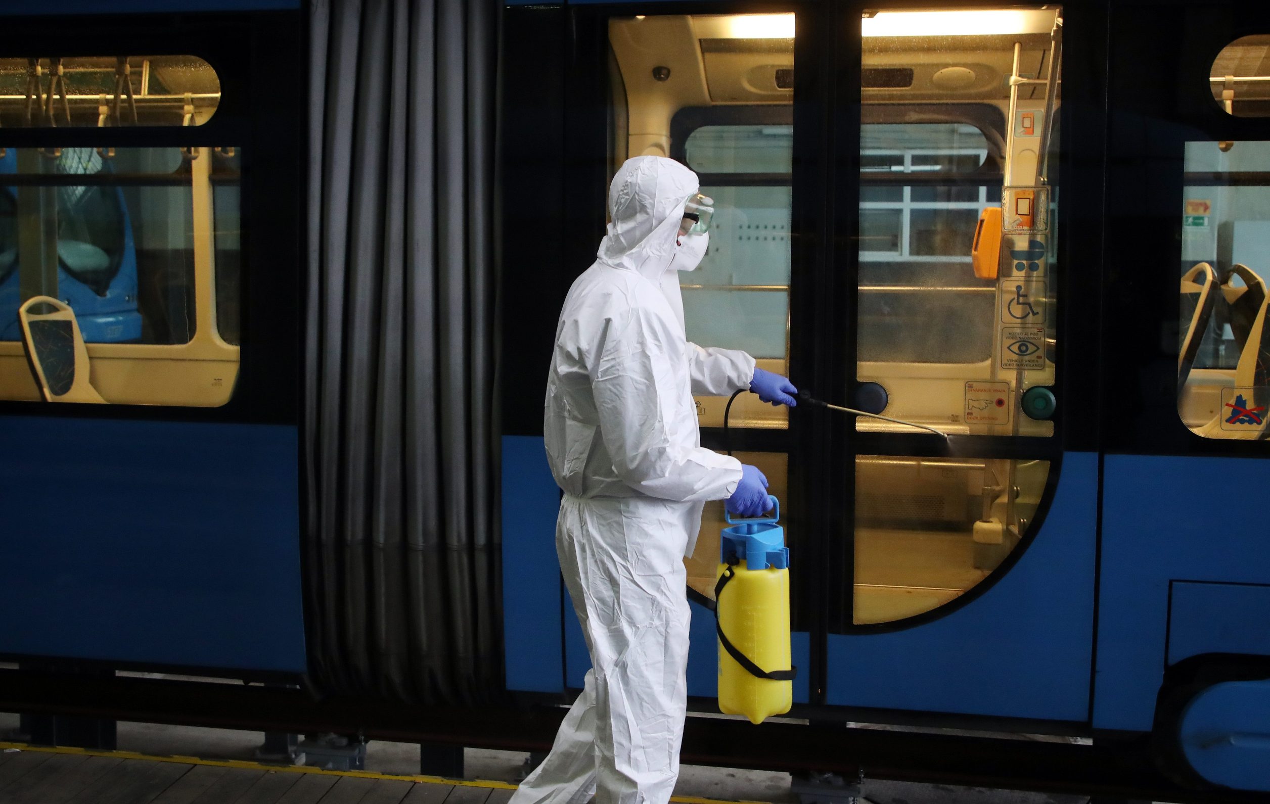 dezinfekcija_tramvaja1-130320