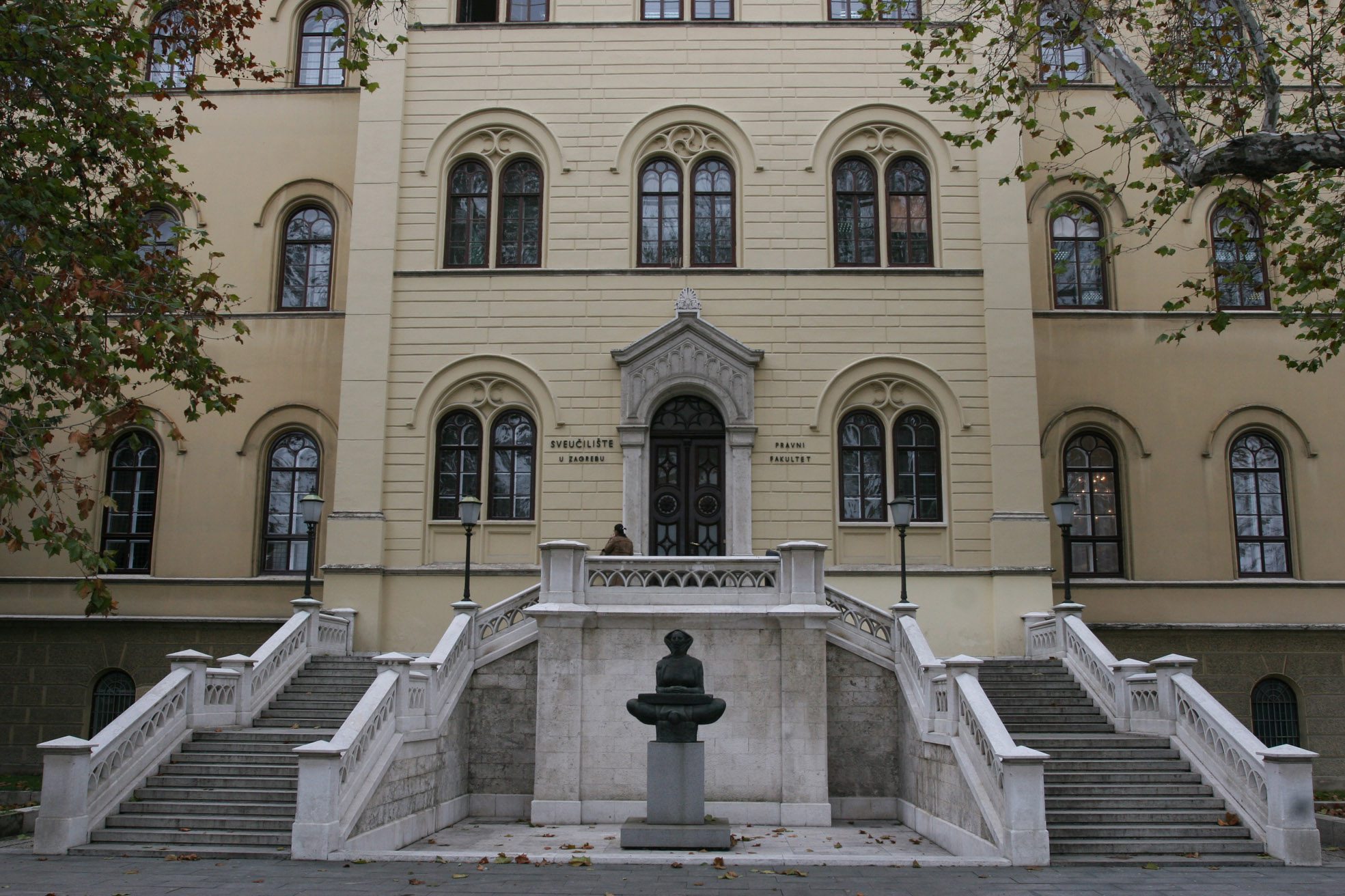 pravni_fakultet0112-desk