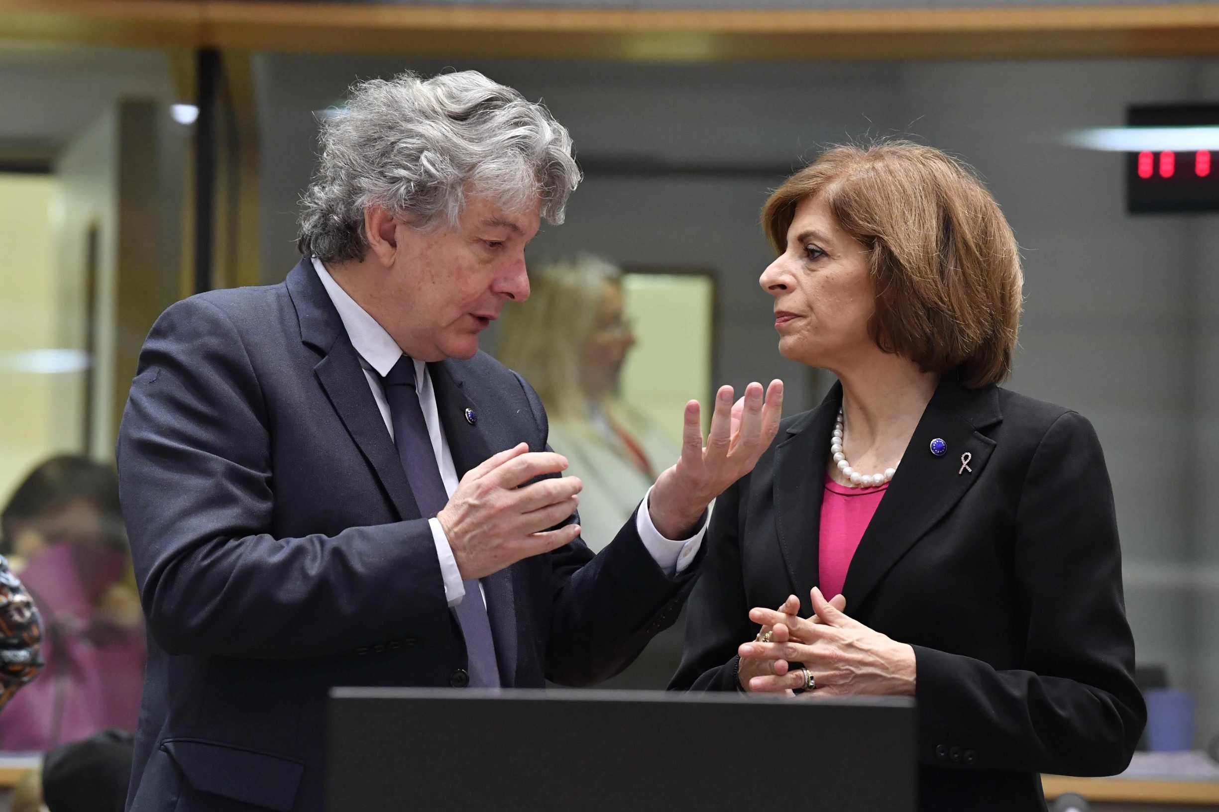 Thiery Breton, povjerenik za unutarnje tržište u razgovoru s povjerenicom za zdravstvom, Stellom Kyriakides