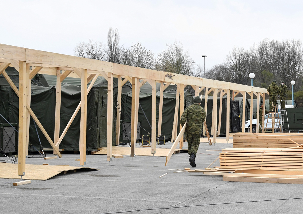 Pripadnici HV-a grade natkriveni prostor pokraj KB Dubrava