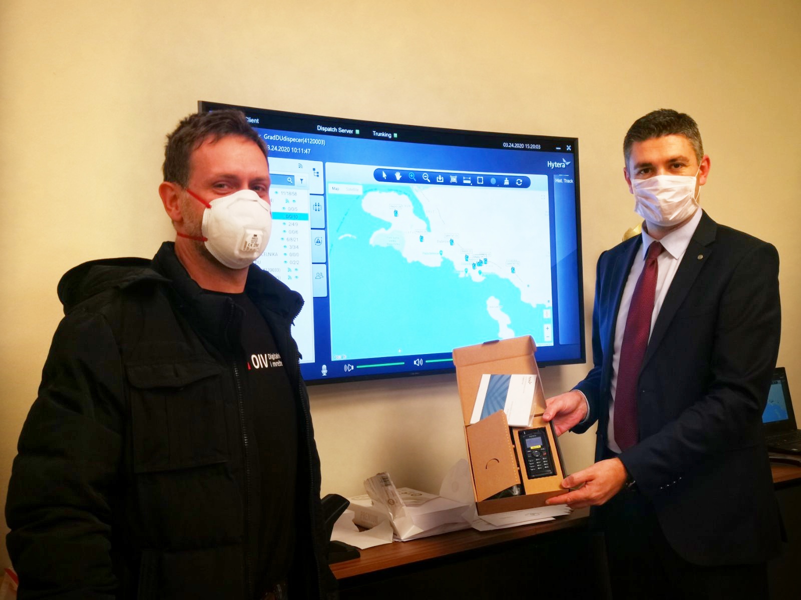 Djelatnik OIV-a Toni Tenjer predaje Cronect radio stanice gradonačelniku Mati Frankoviću