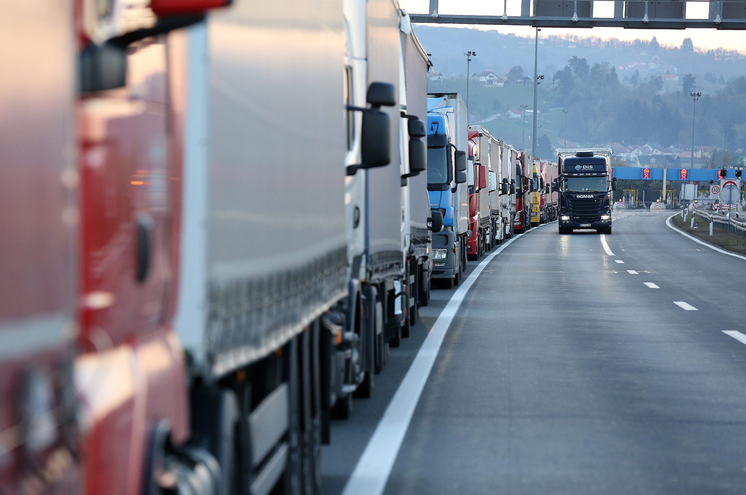 kolona_kamioni1-190320