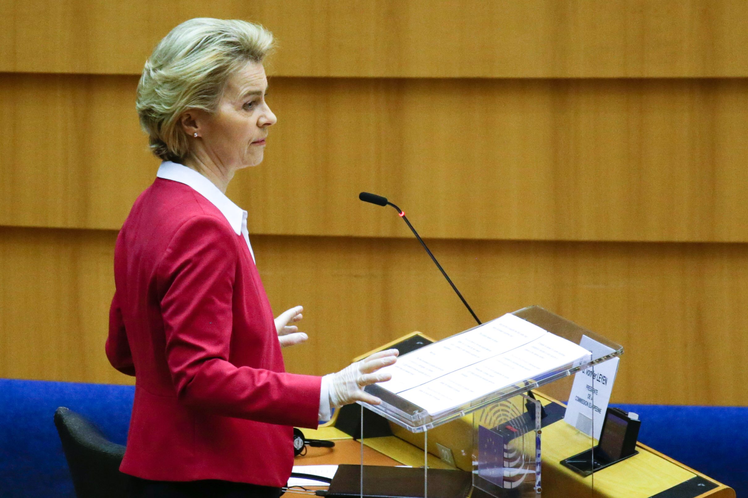 - Povijest nas gleda. Učinimo pravu stvar zajedno; s jednim velikim srcem, a ne s 27 mala - kazala je šefica Europske komisije Ursula von der Leyen (na slici) 