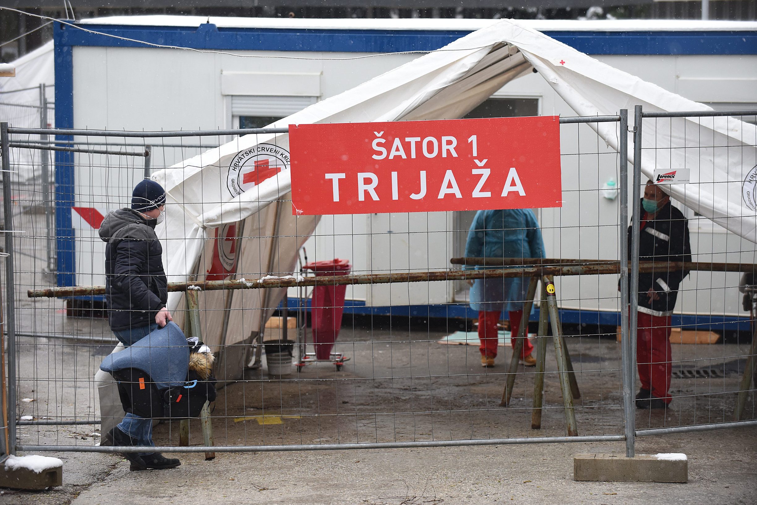 Trijažni šator pred karlovačkom bolnicom