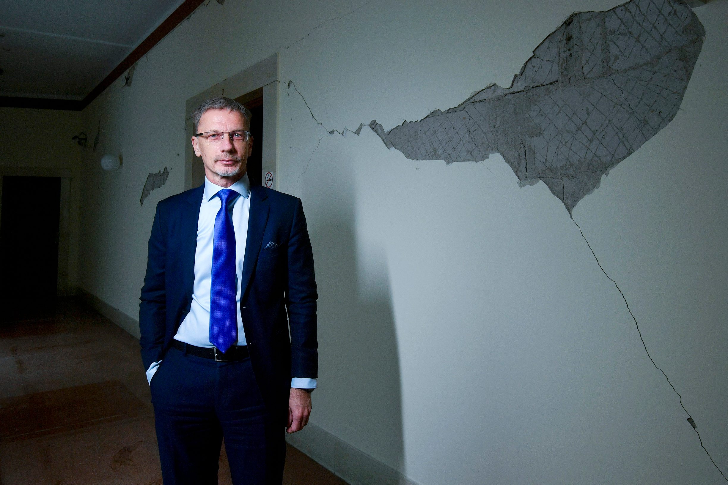 Guverner HNB-a Boris Vujčić fotografiran u sjedištu HNB-a oštećenom potresom