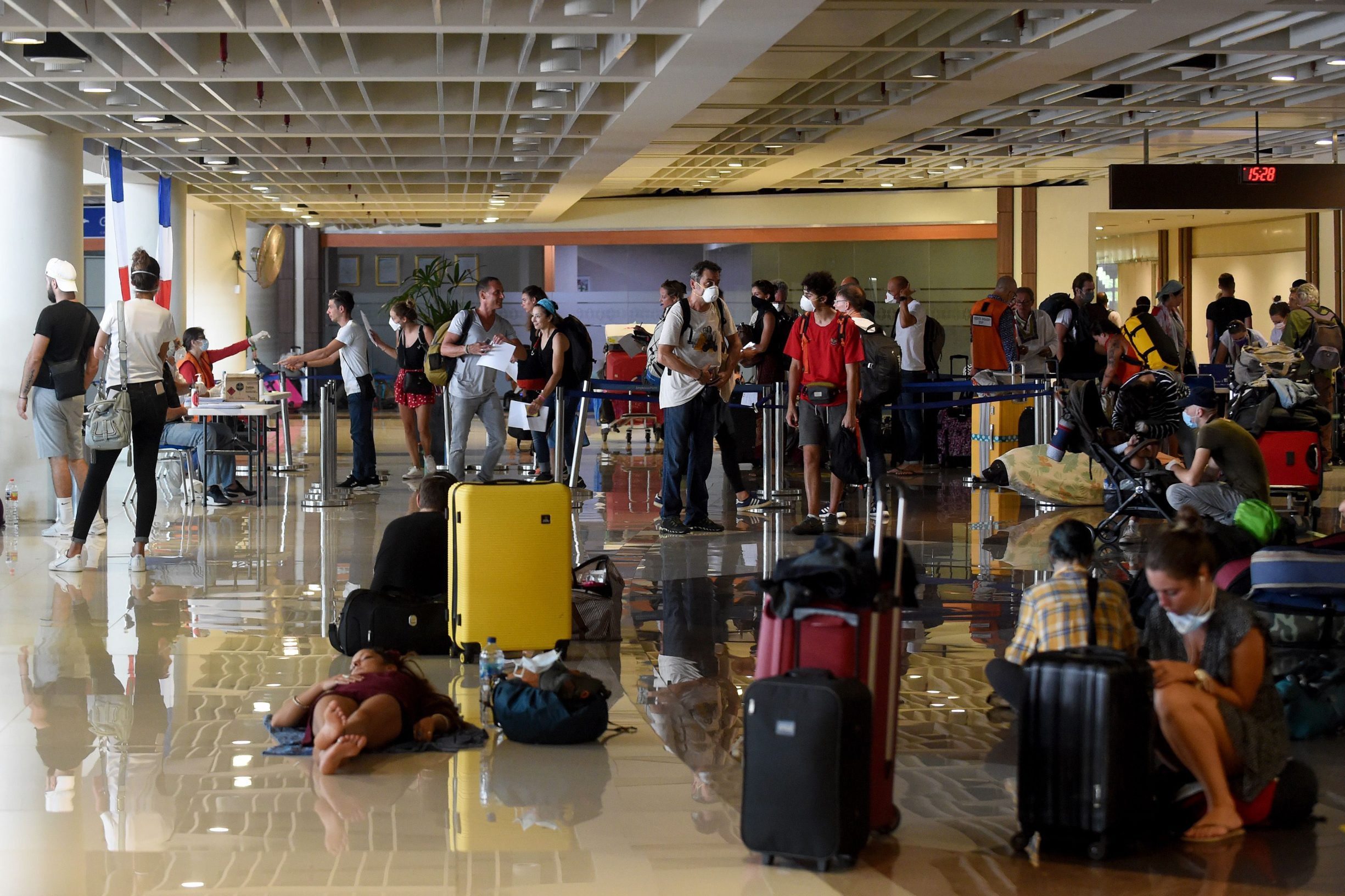 Turisti zatočeni na Baliju u prostorijama Međunarodne zračne luke Ngurah Rai čekaju evakuaciju