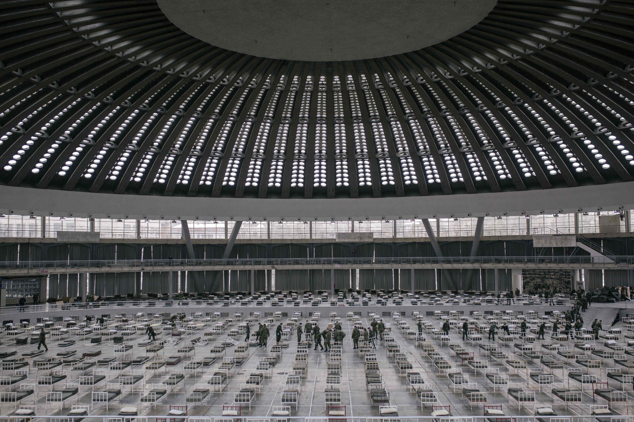 U privremenu bolnicu za smještaj pacijenata s lakšom kliničkom slikom, koju je Vojska Srbije podignula i opremila u dvoranama Beogradskog sajma, danas je primljeno prvih 10 pacijenta